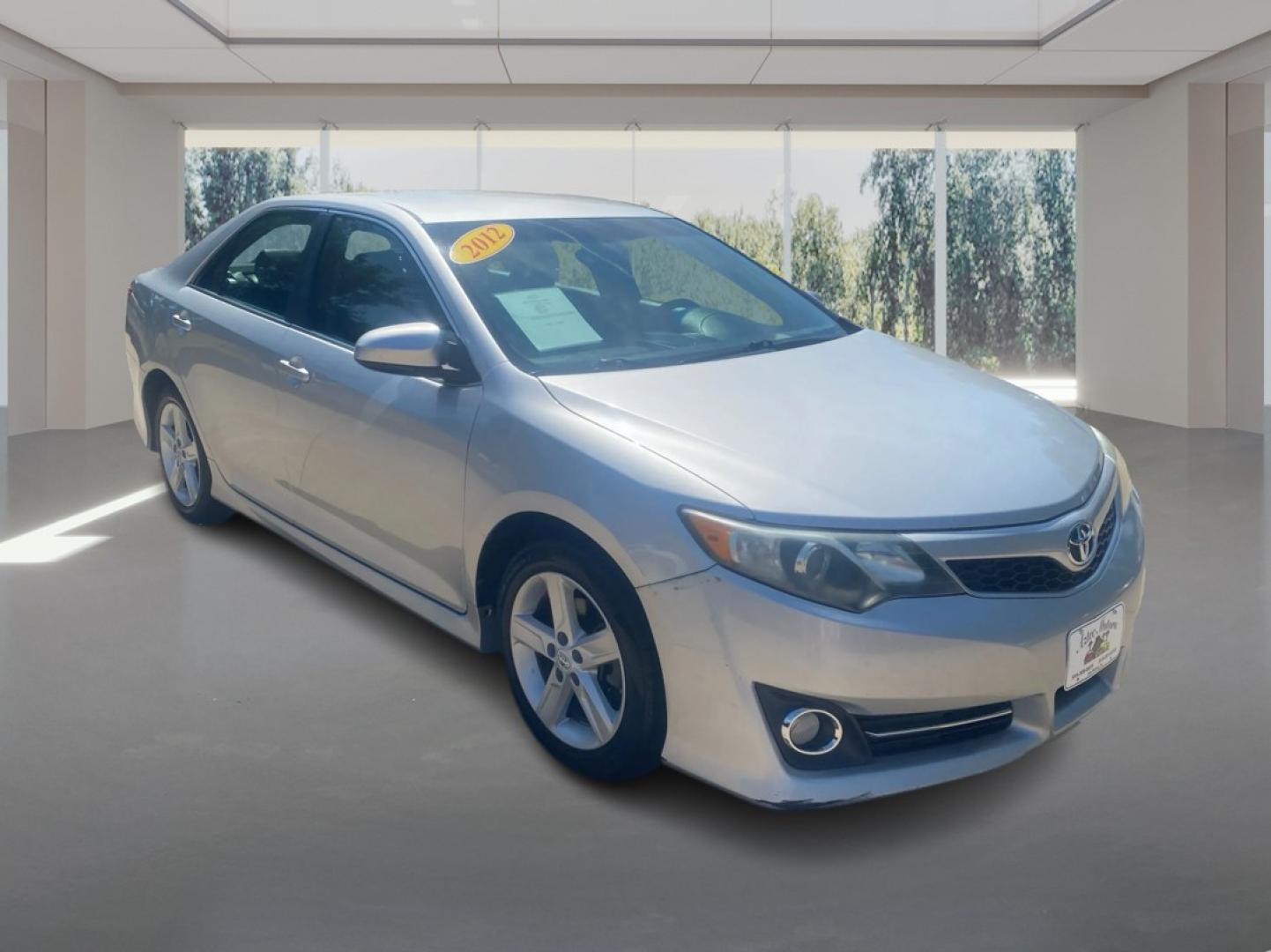 2012 SILVER TOYOTA CAMRY SE (4T1BF1FKXCU) with an 2.5L engine, Automatic transmission, located at 908 SE 14th Street, Des Moines, IA, 50317, (515) 281-0330, 41.580303, -93.597046- Photo#0