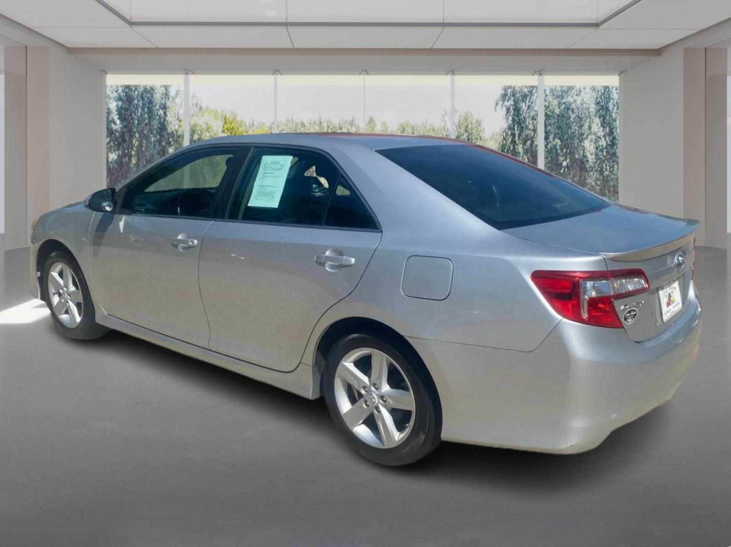 2012 SILVER TOYOTA CAMRY SE (4T1BF1FKXCU) with an 2.5L engine, Automatic transmission, located at 908 SE 14th Street, Des Moines, IA, 50317, (515) 281-0330, 41.580303, -93.597046- Photo#4