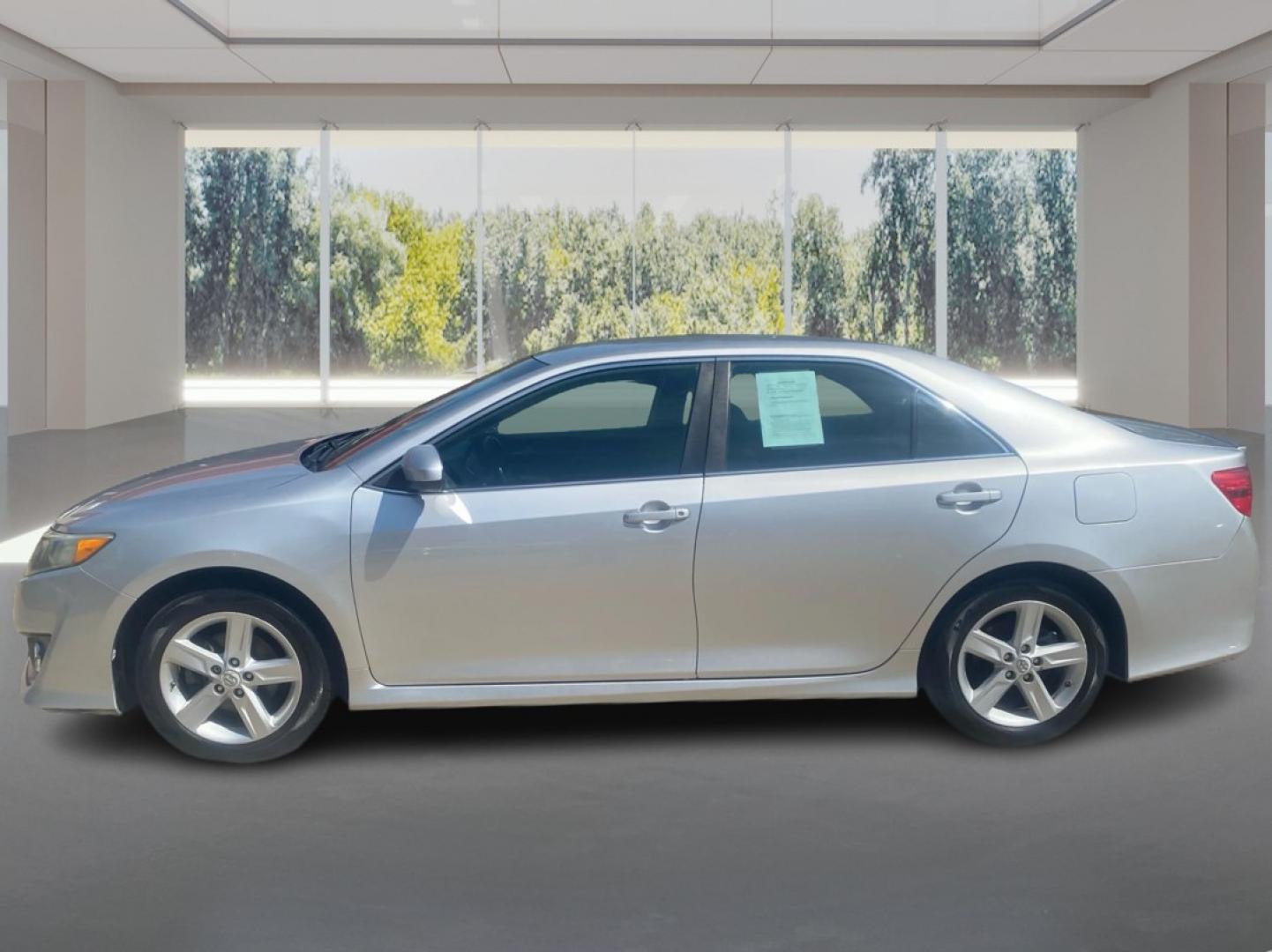 2012 SILVER TOYOTA CAMRY SE (4T1BF1FKXCU) with an 2.5L engine, Automatic transmission, located at 908 SE 14th Street, Des Moines, IA, 50317, (515) 281-0330, 41.580303, -93.597046- Photo#5