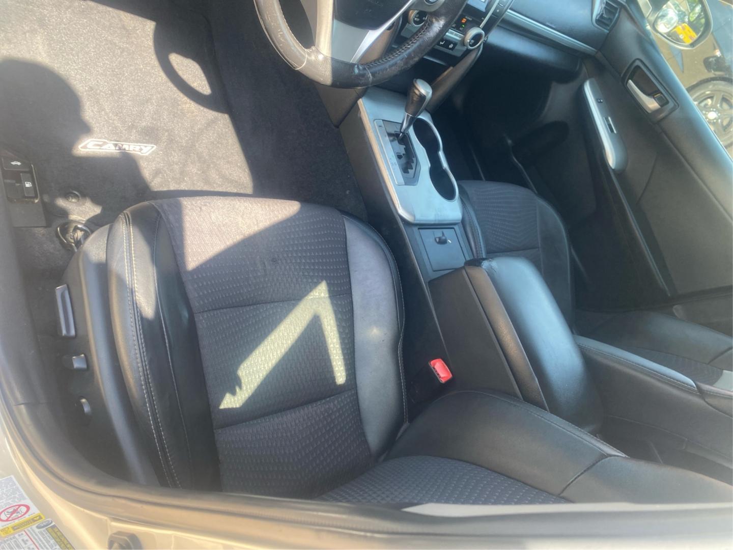 2012 SILVER TOYOTA CAMRY SE (4T1BF1FKXCU) with an 2.5L engine, Automatic transmission, located at 908 SE 14th Street, Des Moines, IA, 50317, (515) 281-0330, 41.580303, -93.597046- Photo#18