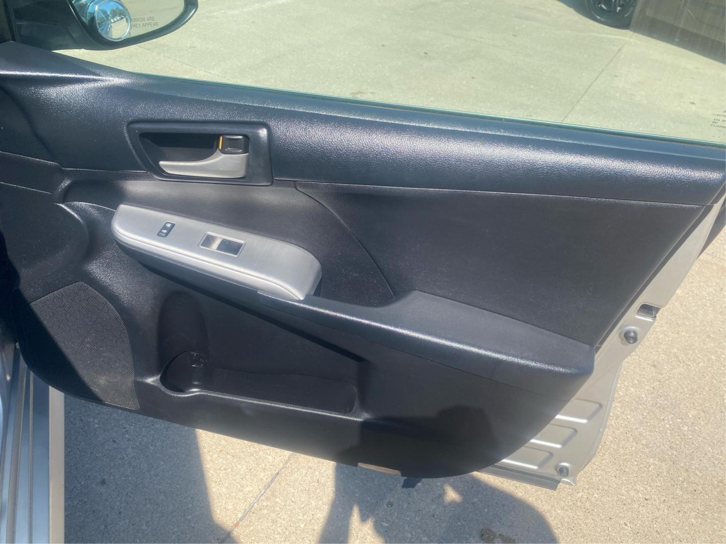 2012 SILVER TOYOTA CAMRY SE (4T1BF1FKXCU) with an 2.5L engine, Automatic transmission, located at 908 SE 14th Street, Des Moines, IA, 50317, (515) 281-0330, 41.580303, -93.597046- Photo#20
