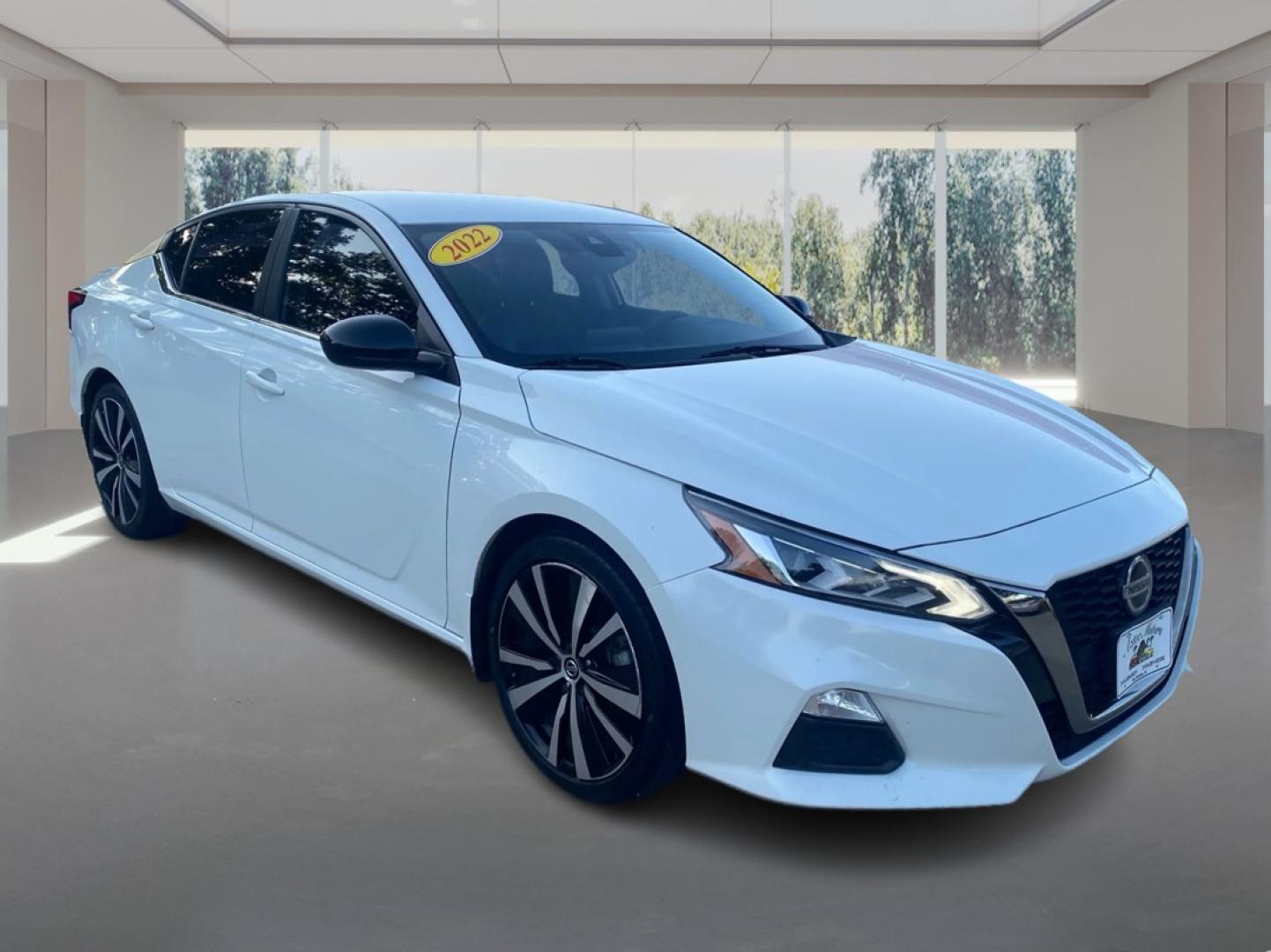 2022 WHITE NISSAN ALTIMA SR (1N4BL4CV3NN) with an 2.5L engine, Continuously Variable transmission, located at 908 SE 14th Street, Des Moines, IA, 50317, (515) 281-0330, 41.580303, -93.597046- Photo#0