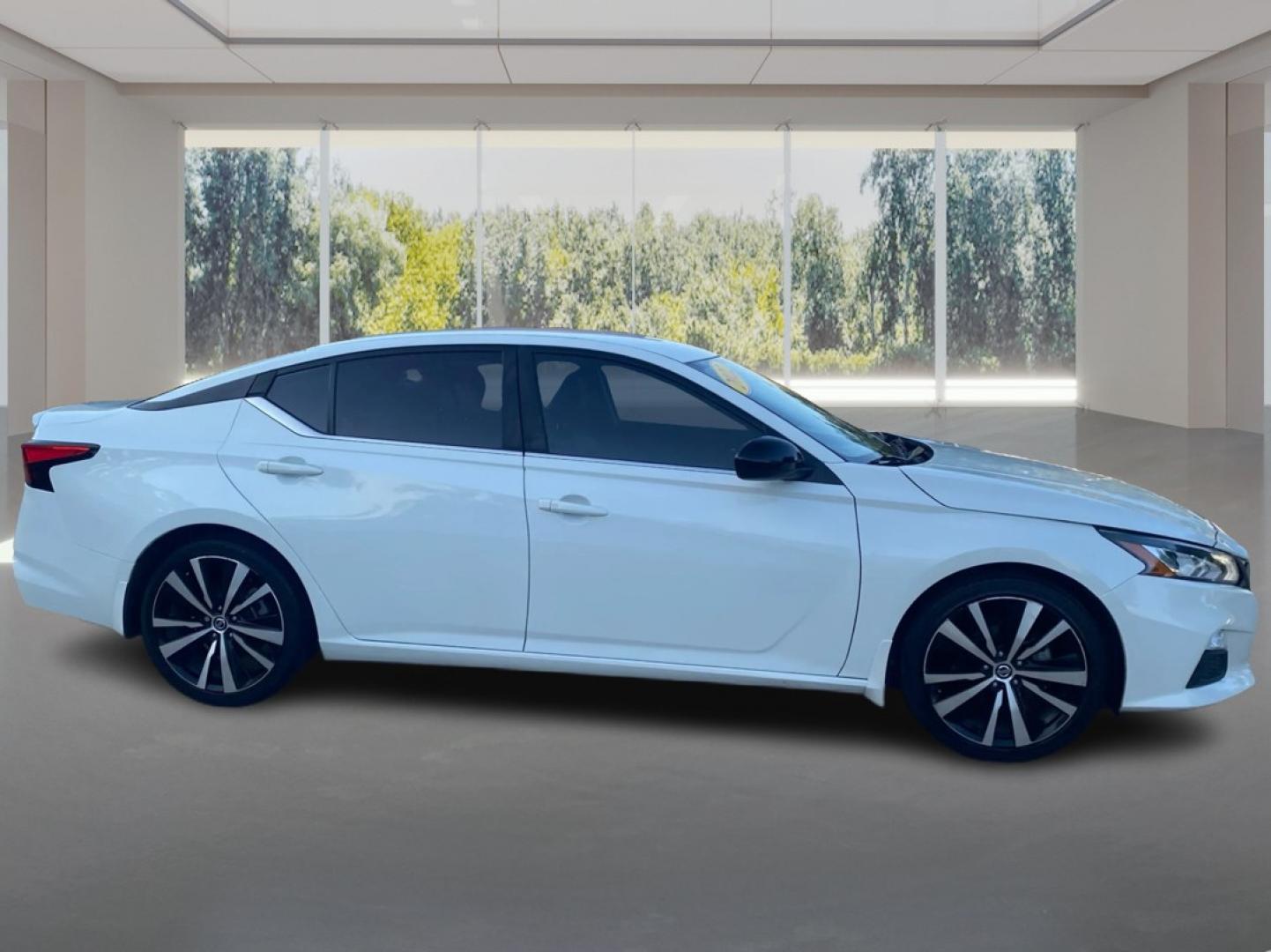 2022 WHITE NISSAN ALTIMA SR (1N4BL4CV3NN) with an 2.5L engine, Continuously Variable transmission, located at 908 SE 14th Street, Des Moines, IA, 50317, (515) 281-0330, 41.580303, -93.597046- Photo#1