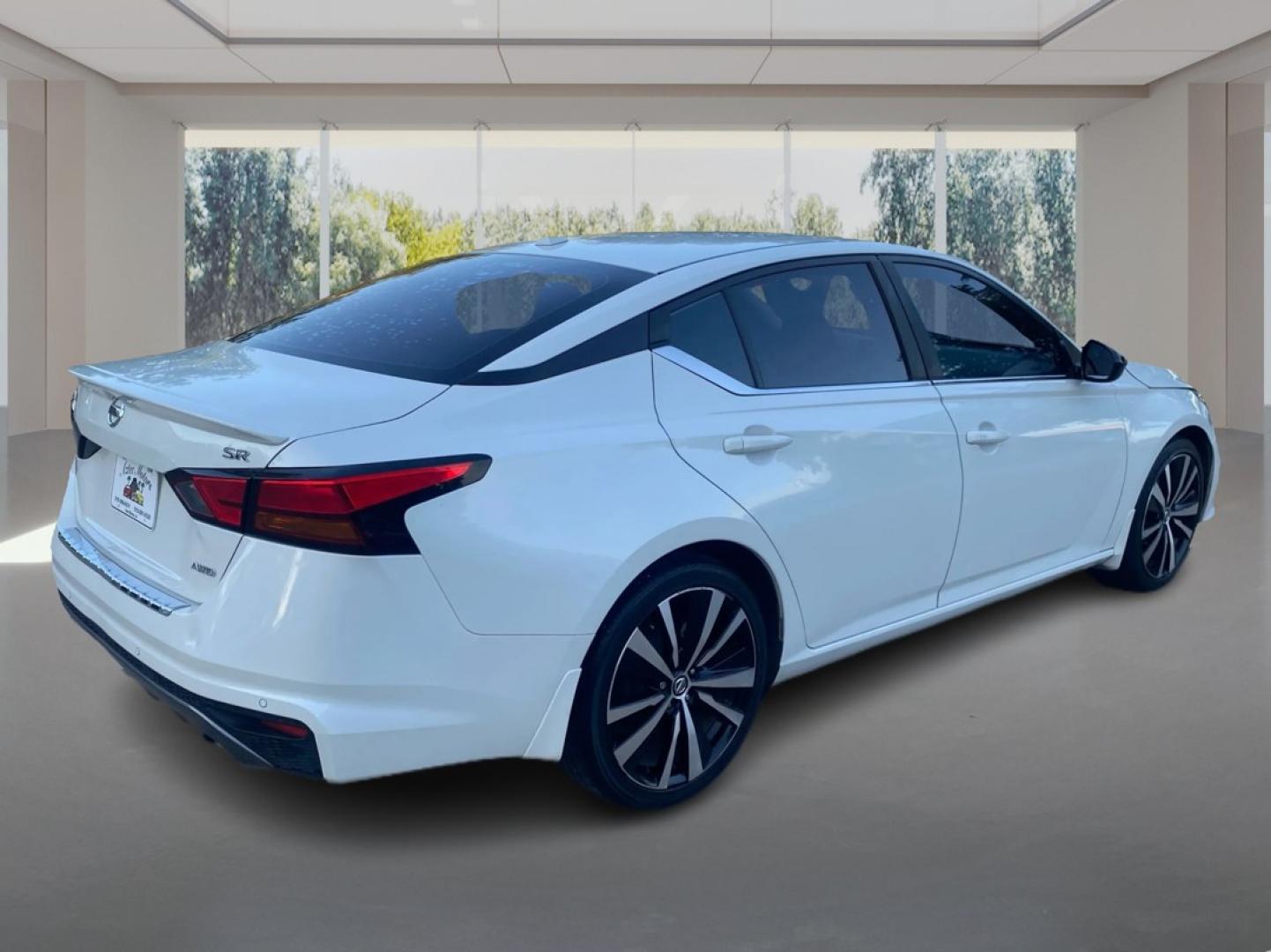 2022 WHITE NISSAN ALTIMA SR (1N4BL4CV3NN) with an 2.5L engine, Continuously Variable transmission, located at 908 SE 14th Street, Des Moines, IA, 50317, (515) 281-0330, 41.580303, -93.597046- Photo#2