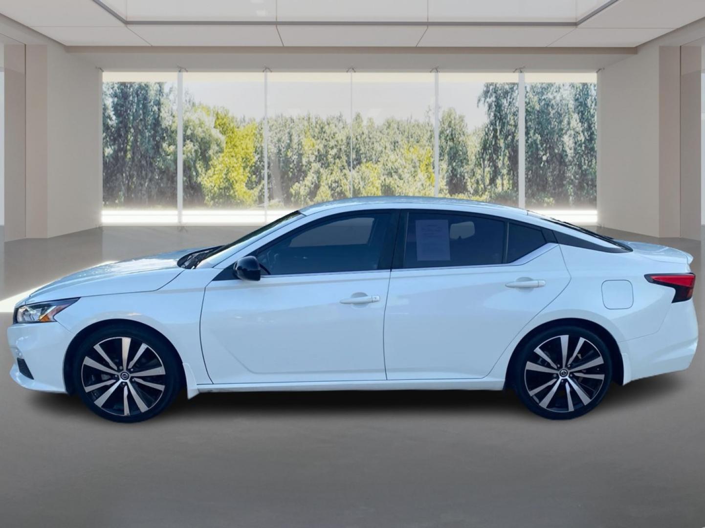 2022 WHITE NISSAN ALTIMA SR (1N4BL4CV3NN) with an 2.5L engine, Continuously Variable transmission, located at 908 SE 14th Street, Des Moines, IA, 50317, (515) 281-0330, 41.580303, -93.597046- Photo#5