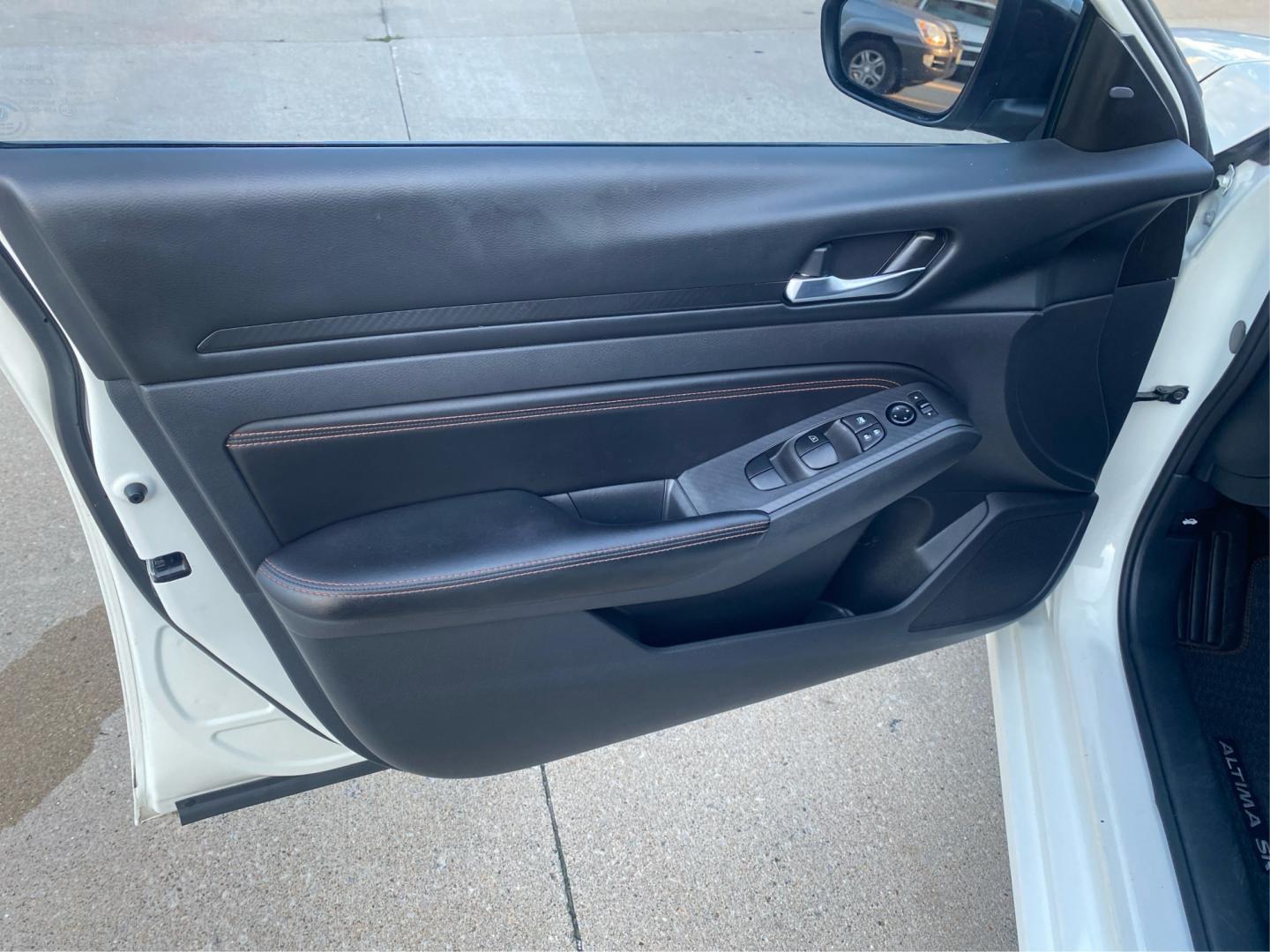 2022 WHITE NISSAN ALTIMA SR (1N4BL4CV3NN) with an 2.5L engine, Continuously Variable transmission, located at 908 SE 14th Street, Des Moines, IA, 50317, (515) 281-0330, 41.580303, -93.597046- Photo#19