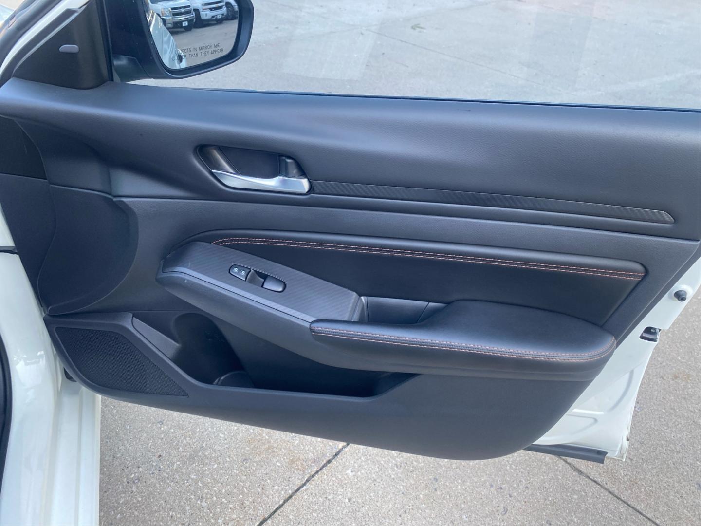 2022 WHITE NISSAN ALTIMA SR (1N4BL4CV3NN) with an 2.5L engine, Continuously Variable transmission, located at 908 SE 14th Street, Des Moines, IA, 50317, (515) 281-0330, 41.580303, -93.597046- Photo#20