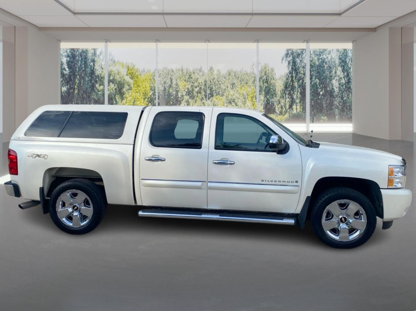 2009 WHITE CHEVROLET SILVERADO 1500 LTZ (3GCEK33339G) with an 5.3L engine, Automatic transmission, located at 908 SE 14th Street, Des Moines, IA, 50317, (515) 281-0330, 41.580303, -93.597046- Photo#1