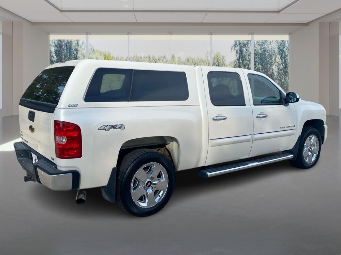 2009 WHITE CHEVROLET SILVERADO 1500 LTZ (3GCEK33339G) with an 5.3L engine, Automatic transmission, located at 908 SE 14th Street, Des Moines, IA, 50317, (515) 281-0330, 41.580303, -93.597046- Photo#2