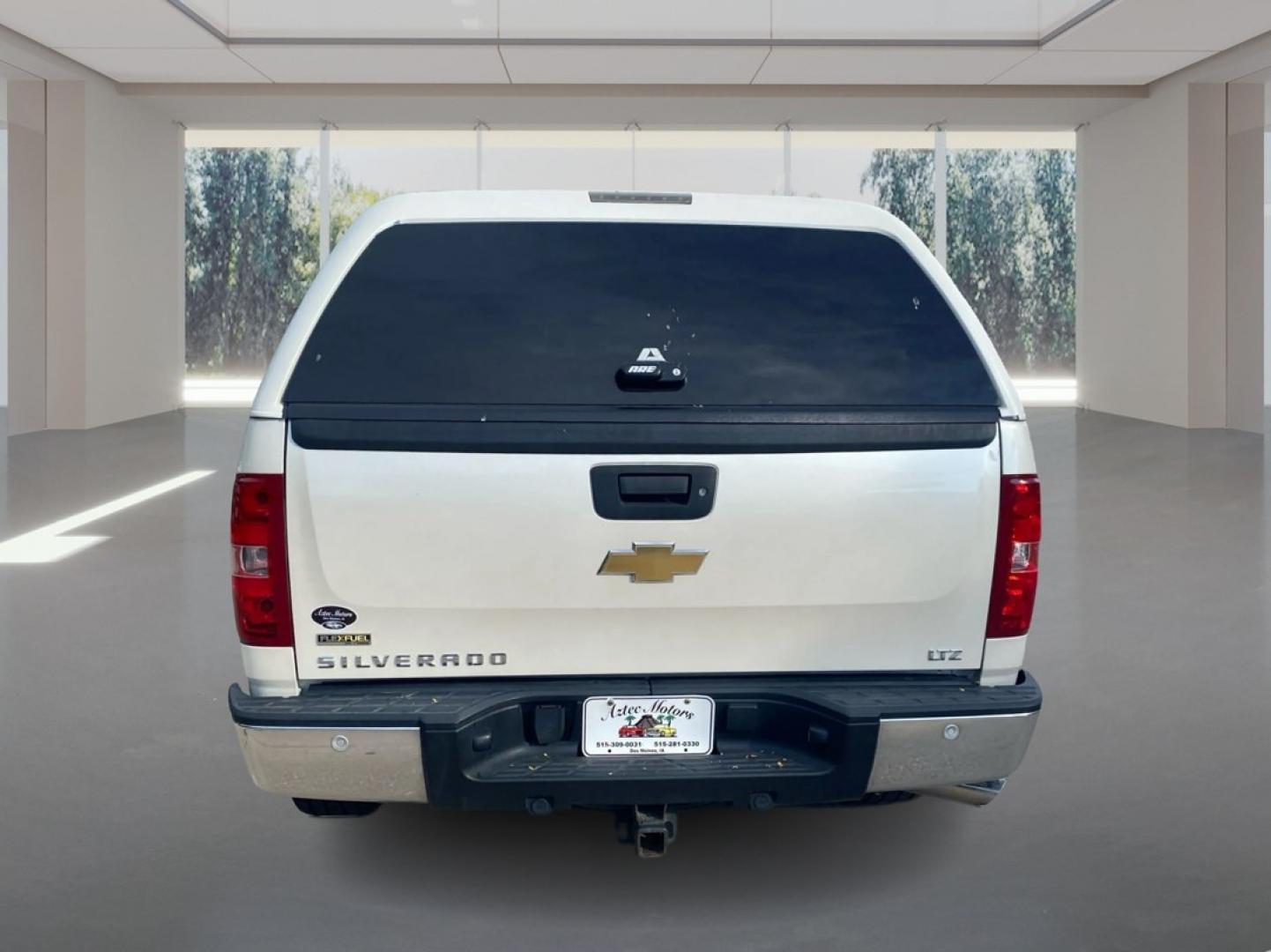 2009 WHITE CHEVROLET SILVERADO 1500 LTZ (3GCEK33339G) with an 5.3L engine, Automatic transmission, located at 908 SE 14th Street, Des Moines, IA, 50317, (515) 281-0330, 41.580303, -93.597046- Photo#3