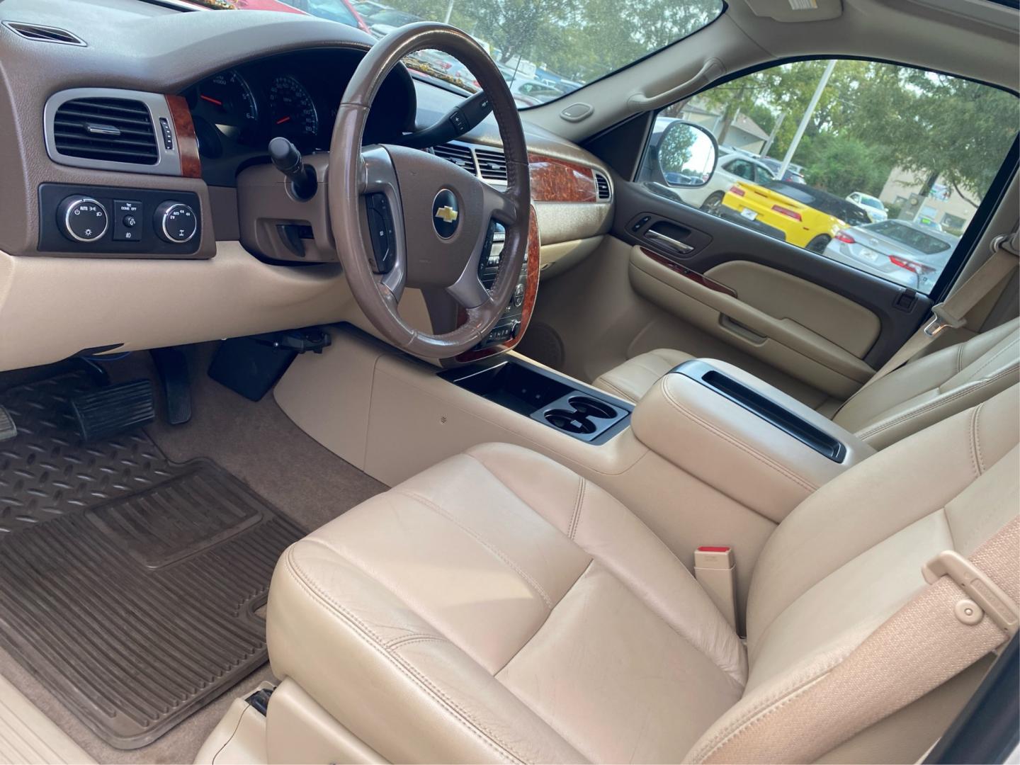 2009 WHITE CHEVROLET SILVERADO 1500 LTZ (3GCEK33339G) with an 5.3L engine, Automatic transmission, located at 908 SE 14th Street, Des Moines, IA, 50317, (515) 281-0330, 41.580303, -93.597046- Photo#8