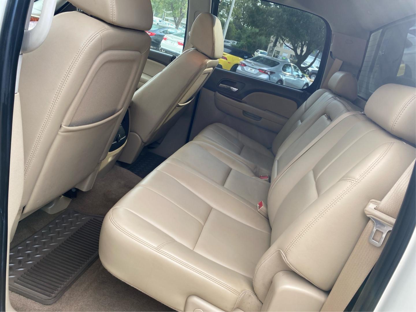 2009 WHITE CHEVROLET SILVERADO 1500 LTZ (3GCEK33339G) with an 5.3L engine, Automatic transmission, located at 908 SE 14th Street, Des Moines, IA, 50317, (515) 281-0330, 41.580303, -93.597046- Photo#9