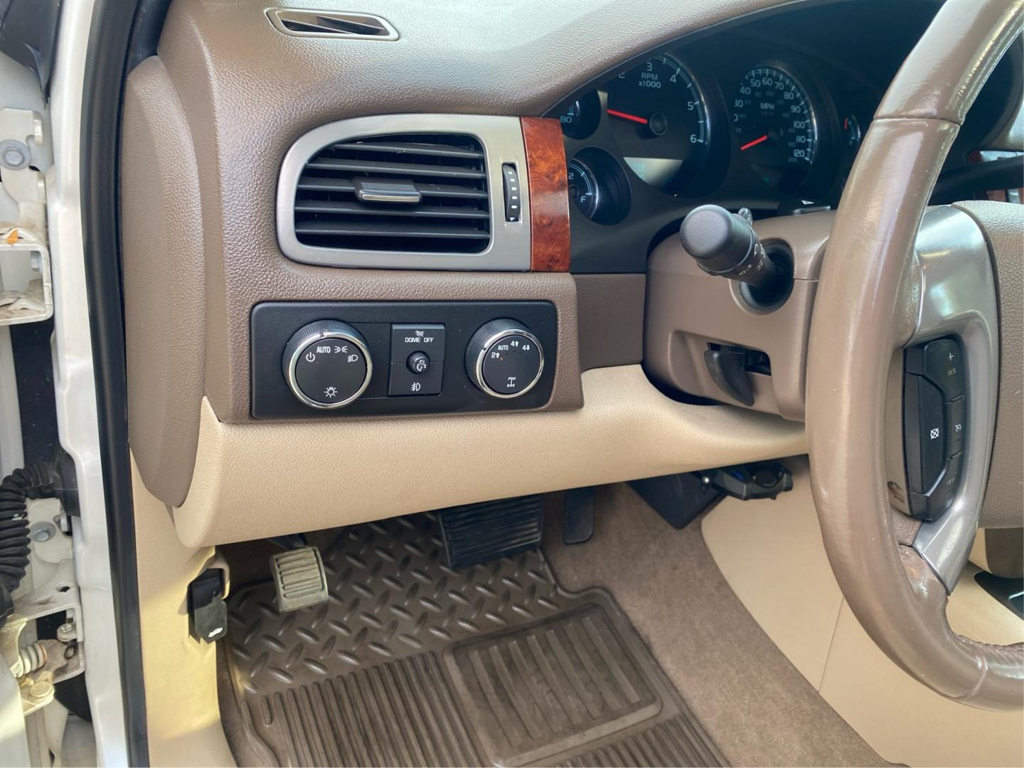 2009 WHITE CHEVROLET SILVERADO 1500 LTZ (3GCEK33339G) with an 5.3L engine, Automatic transmission, located at 908 SE 14th Street, Des Moines, IA, 50317, (515) 281-0330, 41.580303, -93.597046- Photo#17