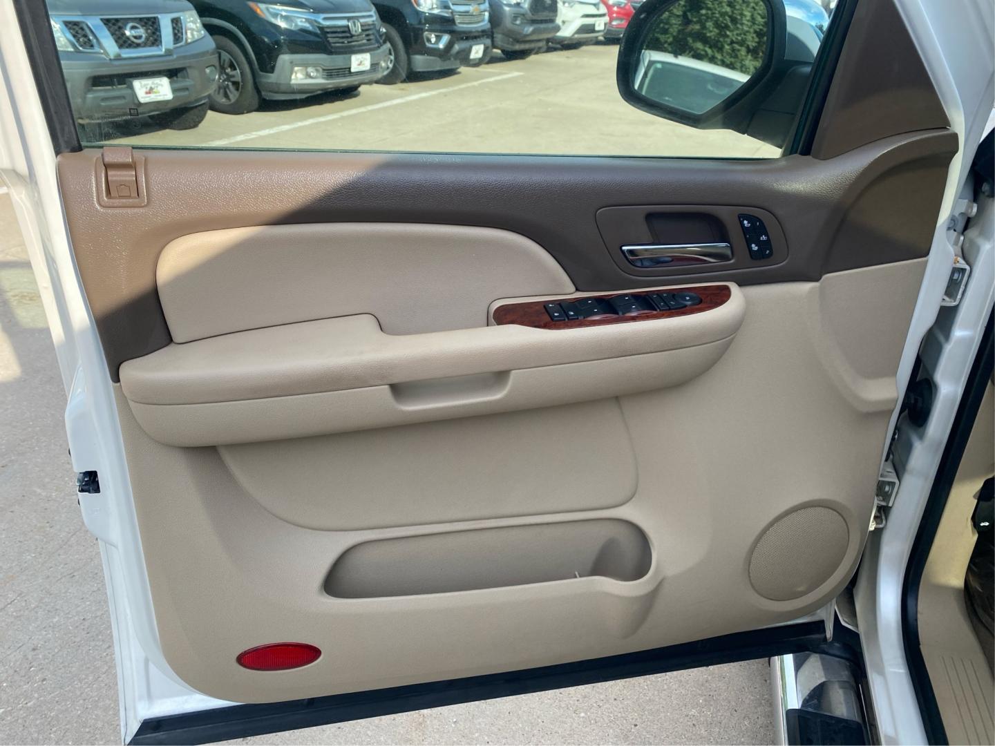 2009 WHITE CHEVROLET SILVERADO 1500 LTZ (3GCEK33339G) with an 5.3L engine, Automatic transmission, located at 908 SE 14th Street, Des Moines, IA, 50317, (515) 281-0330, 41.580303, -93.597046- Photo#19