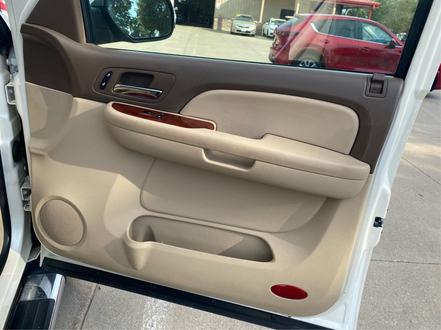 2009 WHITE CHEVROLET SILVERADO 1500 LTZ (3GCEK33339G) with an 5.3L engine, Automatic transmission, located at 908 SE 14th Street, Des Moines, IA, 50317, (515) 281-0330, 41.580303, -93.597046- Photo#20