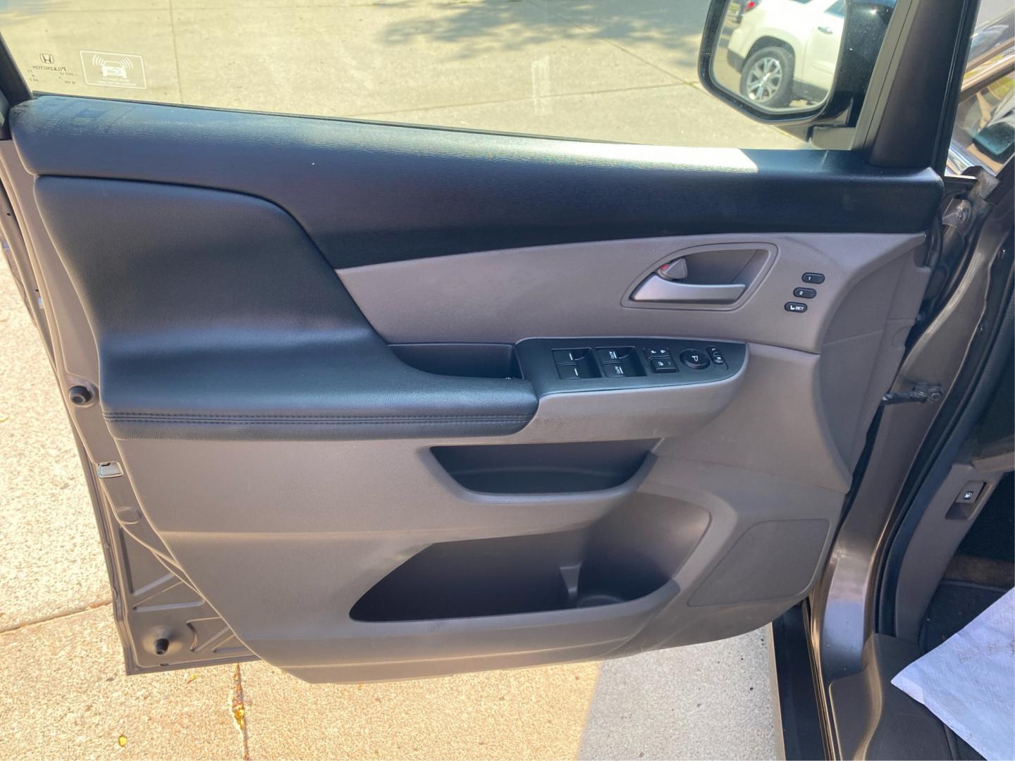 2012 GRAY HONDA ODYSSEY TOURING (5FNRL5H96CB) with an 3.5L engine, Automatic transmission, located at 908 SE 14th Street, Des Moines, IA, 50317, (515) 281-0330, 41.580303, -93.597046- Photo#19