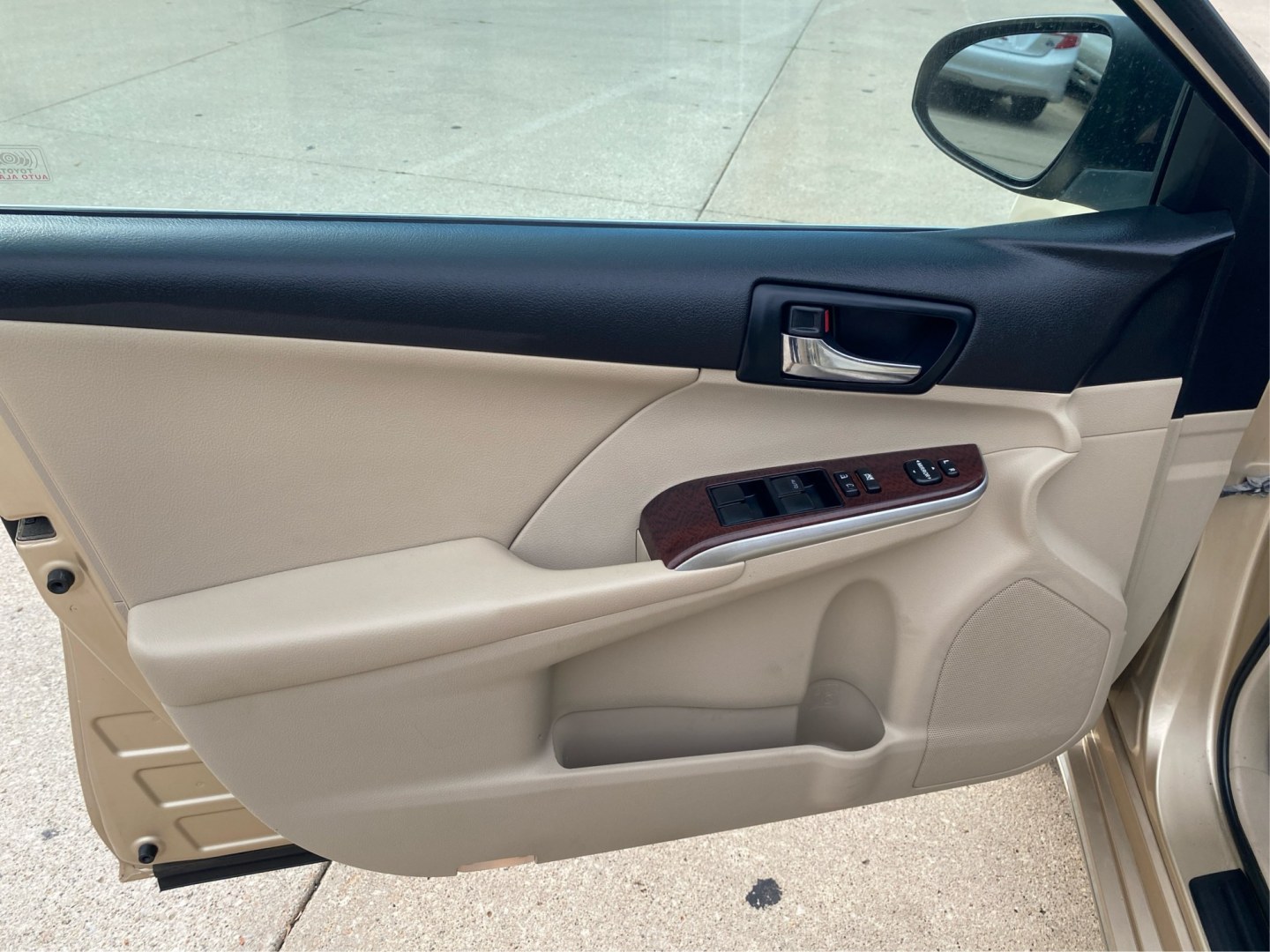 2012 TAN TOYOTA CAMRY XLE (4T4BF1FK6CR) with an 2.5L engine, Automatic transmission, located at 908 SE 14th Street, Des Moines, IA, 50317, (515) 281-0330, 41.580303, -93.597046- Photo#19