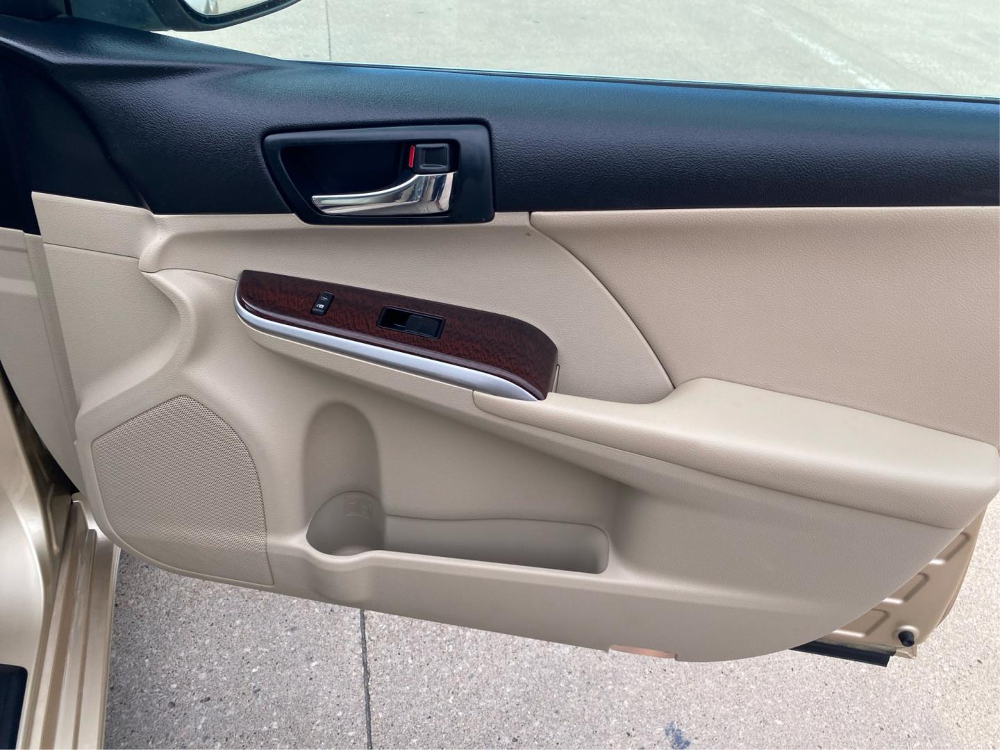 2012 TAN TOYOTA CAMRY XLE (4T4BF1FK6CR) with an 2.5L engine, Automatic transmission, located at 908 SE 14th Street, Des Moines, IA, 50317, (515) 281-0330, 41.580303, -93.597046- Photo#20
