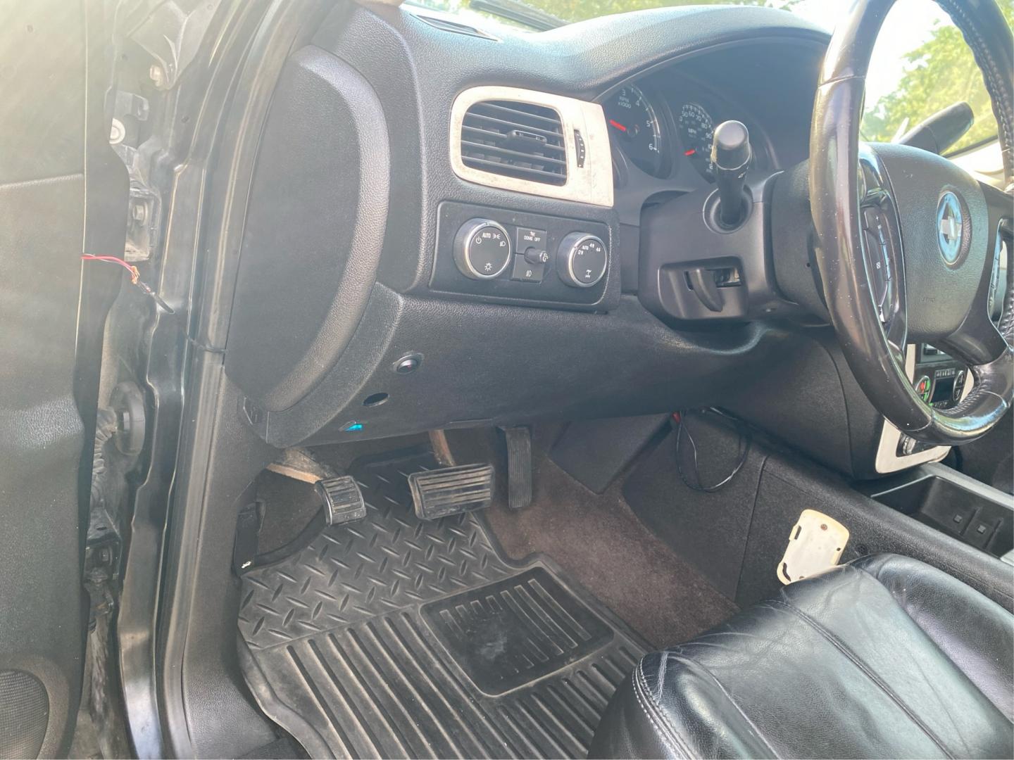 2009 BLACK CHEVROLET SILVERADO 1500 LTZ (1GCEK39089Z) with an 5.3L engine, Automatic transmission, located at 908 SE 14th Street, Des Moines, IA, 50317, (515) 281-0330, 41.580303, -93.597046- Photo#15