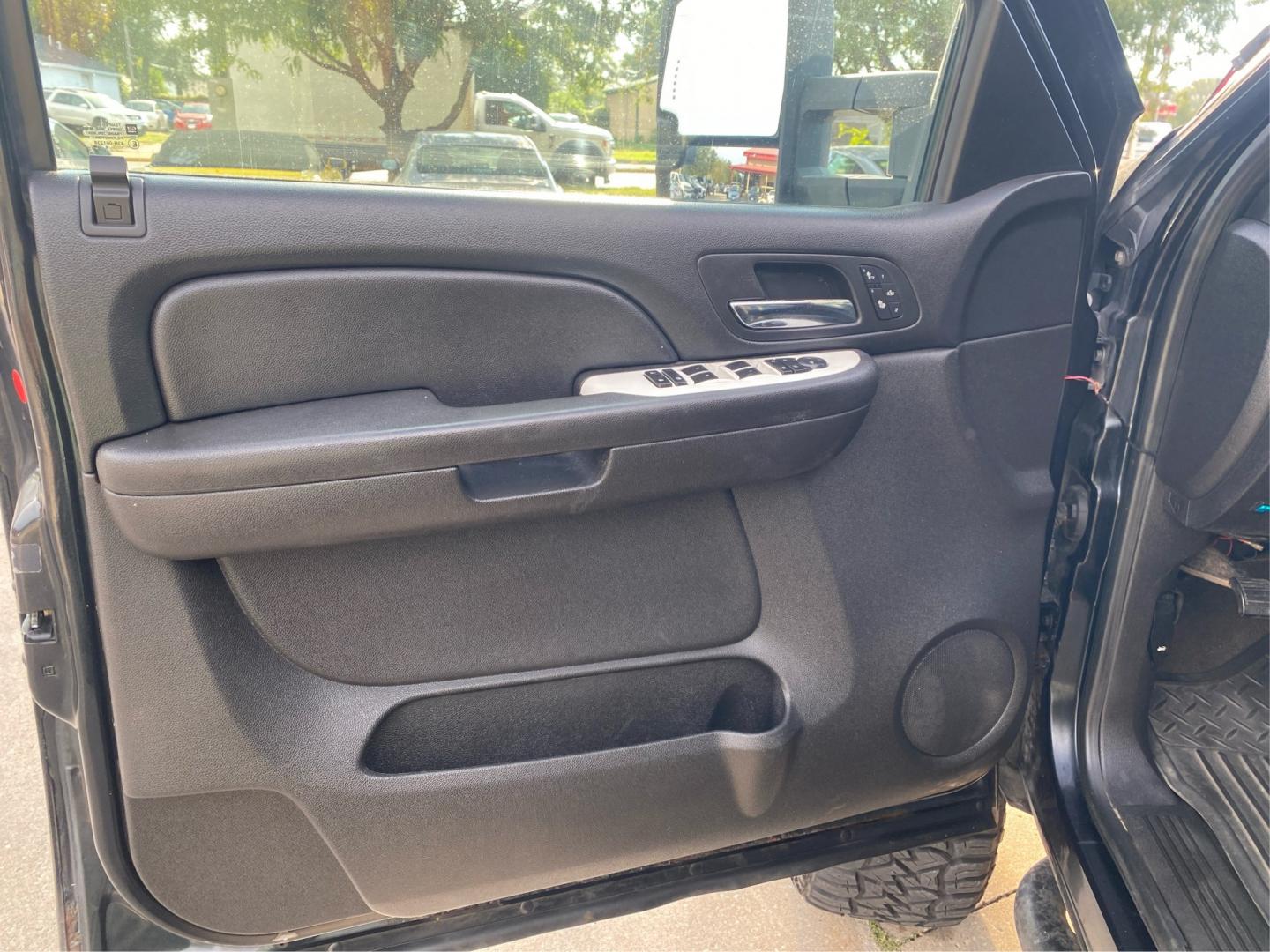 2009 BLACK CHEVROLET SILVERADO 1500 LTZ (1GCEK39089Z) with an 5.3L engine, Automatic transmission, located at 908 SE 14th Street, Des Moines, IA, 50317, (515) 281-0330, 41.580303, -93.597046- Photo#17