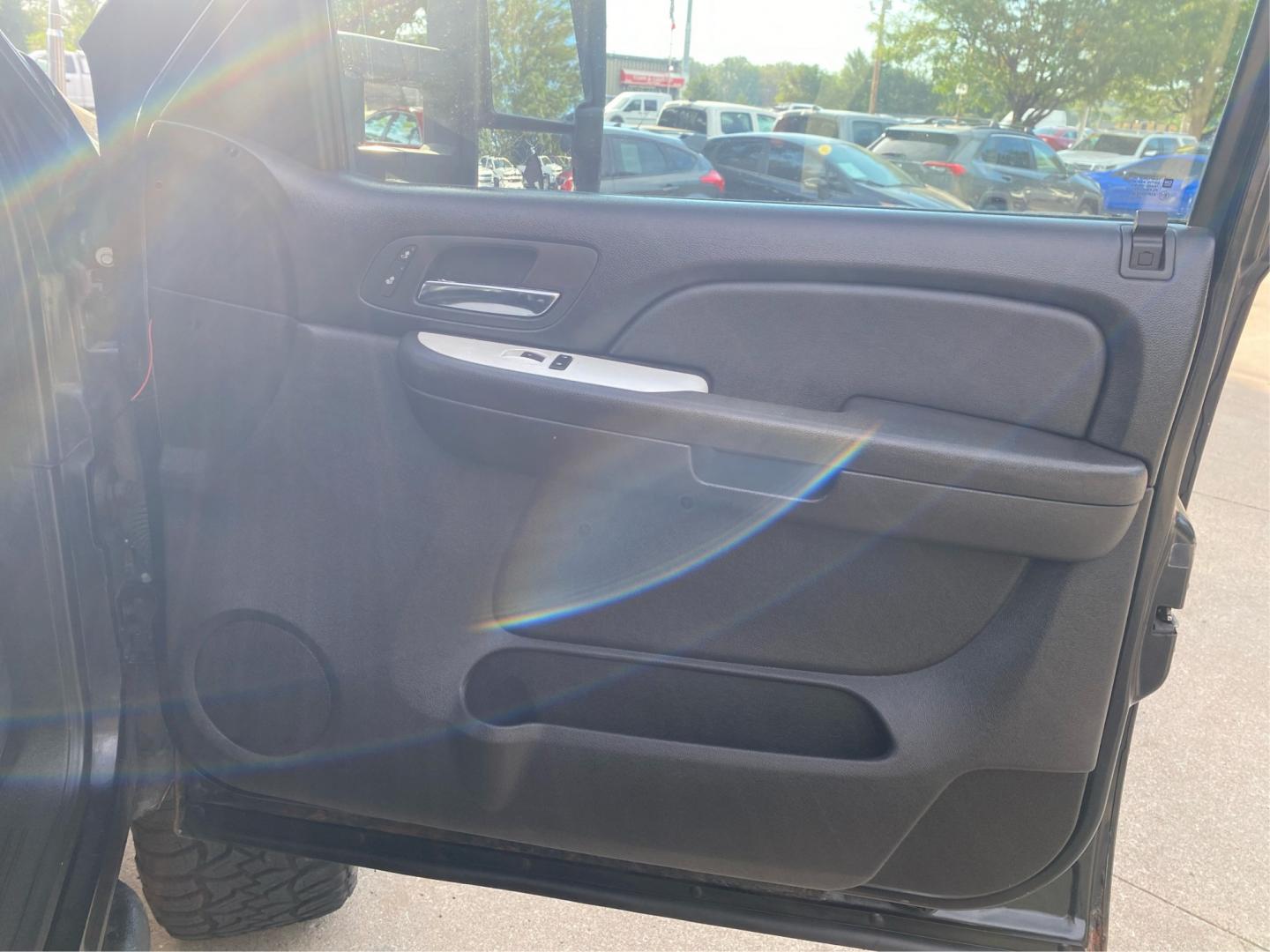 2009 BLACK CHEVROLET SILVERADO 1500 LTZ (1GCEK39089Z) with an 5.3L engine, Automatic transmission, located at 908 SE 14th Street, Des Moines, IA, 50317, (515) 281-0330, 41.580303, -93.597046- Photo#18