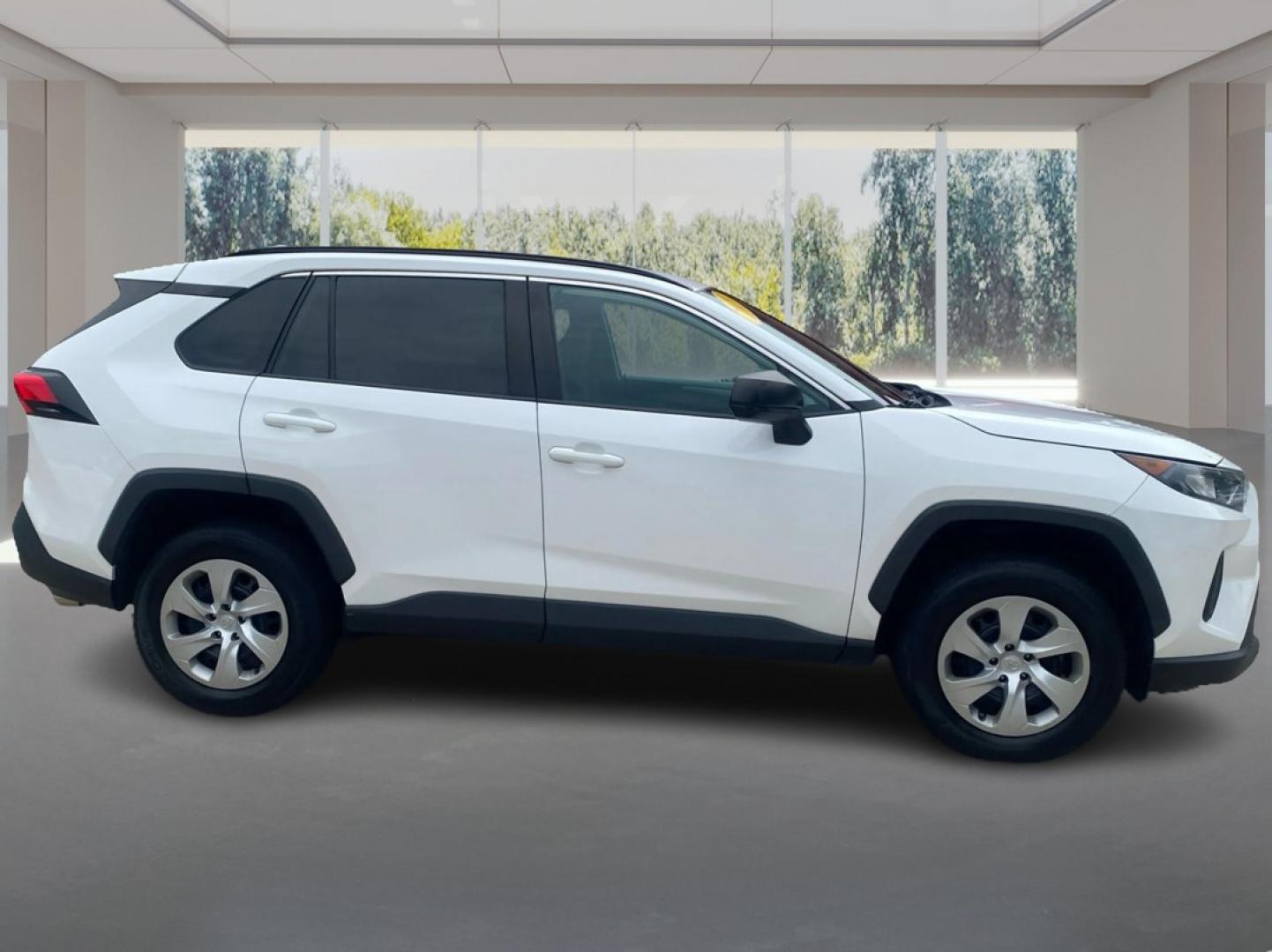 2019 WHITE TOYOTA RAV4 LE (2T3F1RFVXKW) with an 2.5L engine, Automatic transmission, located at 908 SE 14th Street, Des Moines, IA, 50317, (515) 281-0330, 41.580303, -93.597046- Photo#1