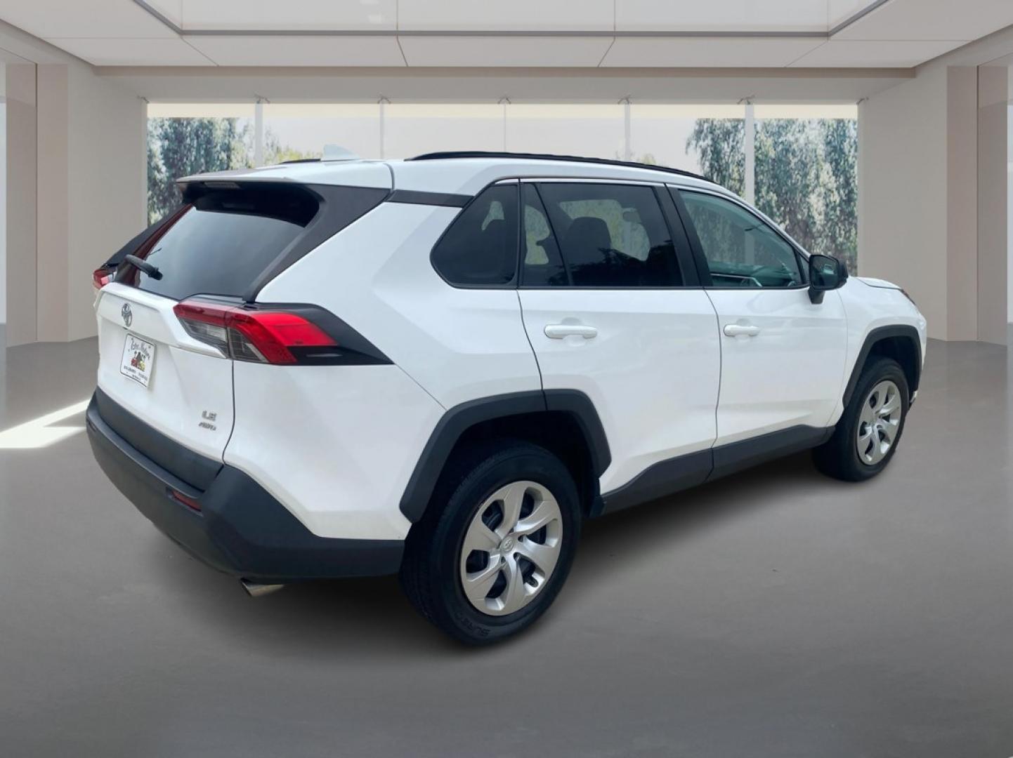 2019 WHITE TOYOTA RAV4 LE (2T3F1RFVXKW) with an 2.5L engine, Automatic transmission, located at 908 SE 14th Street, Des Moines, IA, 50317, (515) 281-0330, 41.580303, -93.597046- Photo#2
