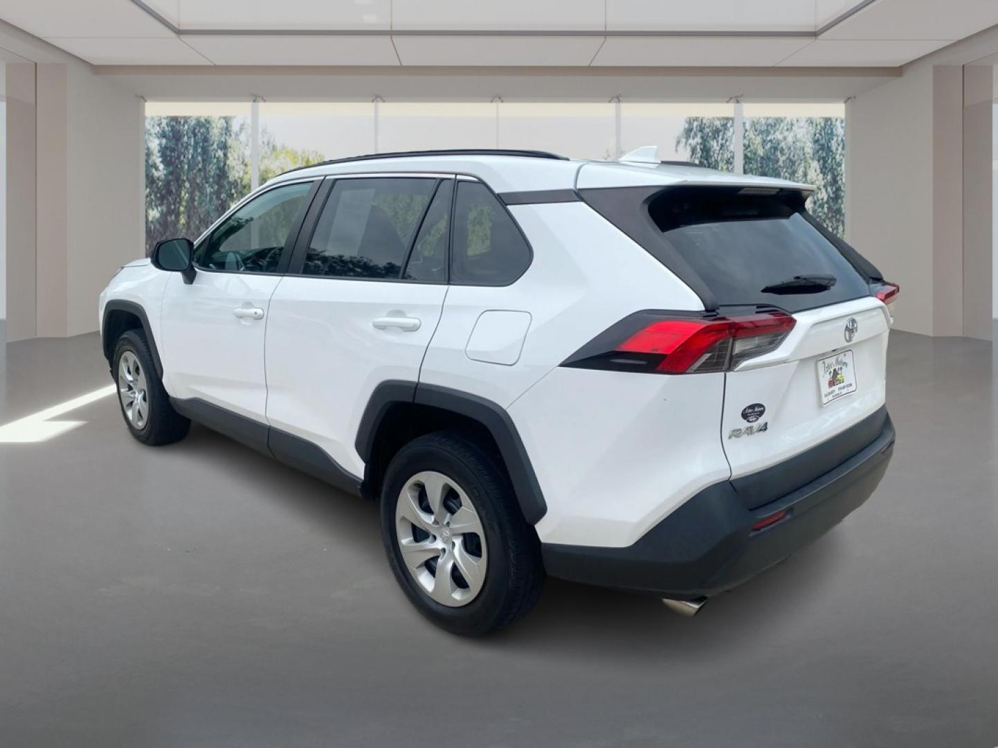 2019 WHITE TOYOTA RAV4 LE (2T3F1RFVXKW) with an 2.5L engine, Automatic transmission, located at 908 SE 14th Street, Des Moines, IA, 50317, (515) 281-0330, 41.580303, -93.597046- Photo#4