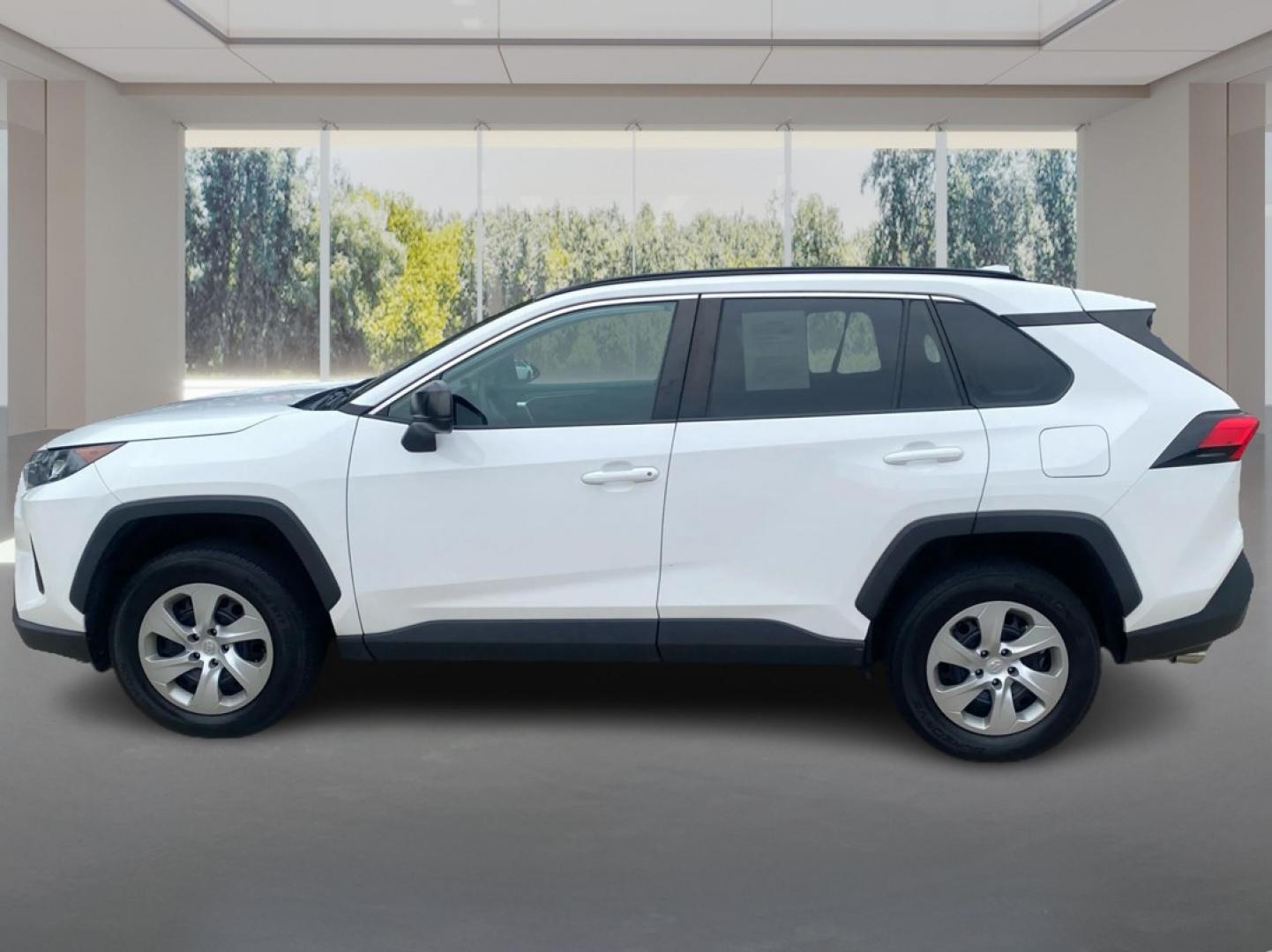 2019 WHITE TOYOTA RAV4 LE (2T3F1RFVXKW) with an 2.5L engine, Automatic transmission, located at 908 SE 14th Street, Des Moines, IA, 50317, (515) 281-0330, 41.580303, -93.597046- Photo#5