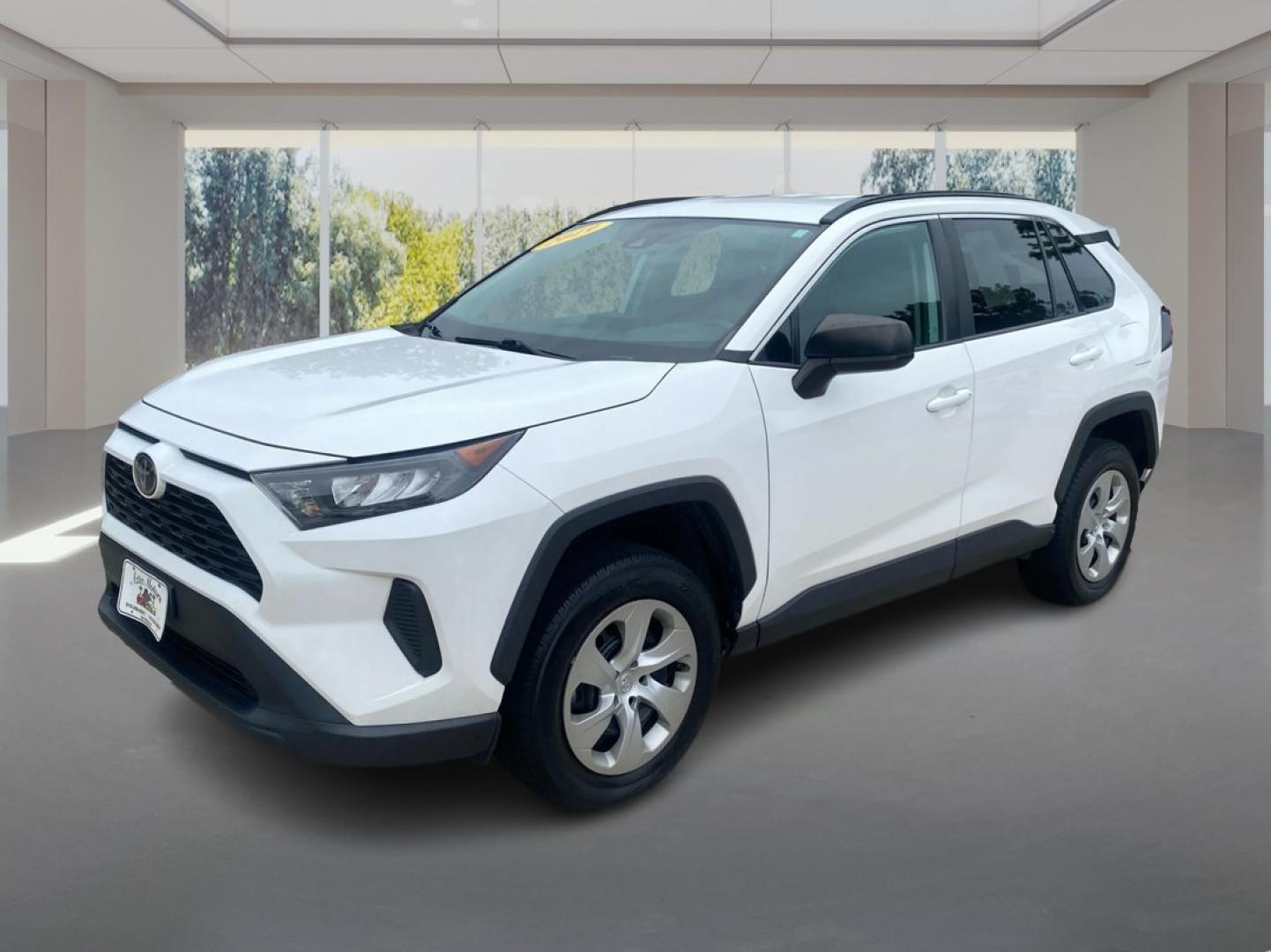 2019 WHITE TOYOTA RAV4 LE (2T3F1RFVXKW) with an 2.5L engine, Automatic transmission, located at 908 SE 14th Street, Des Moines, IA, 50317, (515) 281-0330, 41.580303, -93.597046- Photo#7