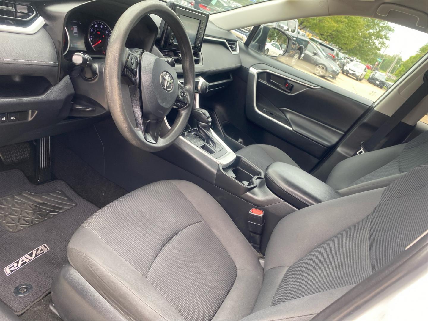 2019 WHITE TOYOTA RAV4 LE (2T3F1RFVXKW) with an 2.5L engine, Automatic transmission, located at 908 SE 14th Street, Des Moines, IA, 50317, (515) 281-0330, 41.580303, -93.597046- Photo#8