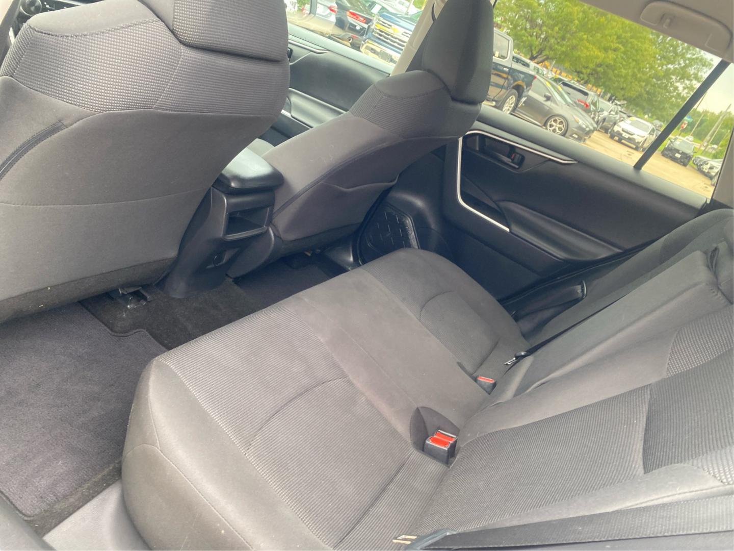 2019 WHITE TOYOTA RAV4 LE (2T3F1RFVXKW) with an 2.5L engine, Automatic transmission, located at 908 SE 14th Street, Des Moines, IA, 50317, (515) 281-0330, 41.580303, -93.597046- Photo#9