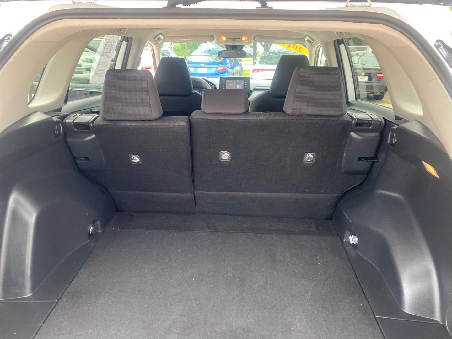 2019 WHITE TOYOTA RAV4 LE (2T3F1RFVXKW) with an 2.5L engine, Automatic transmission, located at 908 SE 14th Street, Des Moines, IA, 50317, (515) 281-0330, 41.580303, -93.597046- Photo#12