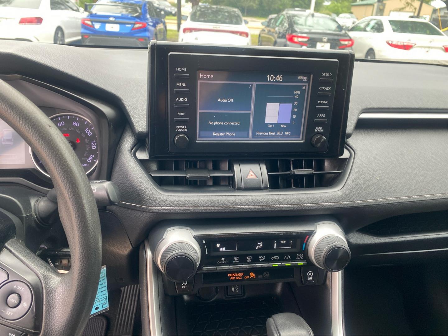 2019 WHITE TOYOTA RAV4 LE (2T3F1RFVXKW) with an 2.5L engine, Automatic transmission, located at 908 SE 14th Street, Des Moines, IA, 50317, (515) 281-0330, 41.580303, -93.597046- Photo#13