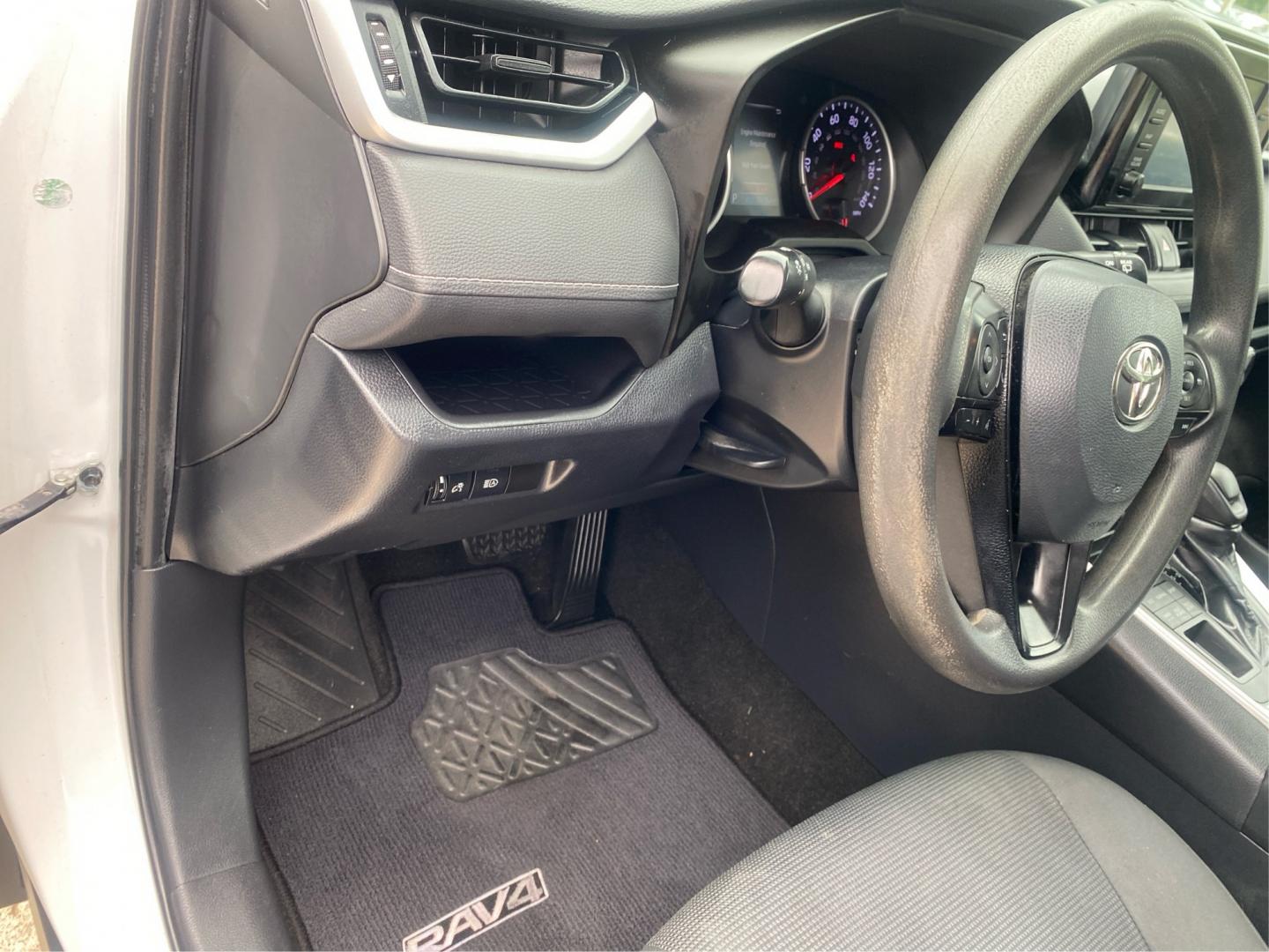 2019 WHITE TOYOTA RAV4 LE (2T3F1RFVXKW) with an 2.5L engine, Automatic transmission, located at 908 SE 14th Street, Des Moines, IA, 50317, (515) 281-0330, 41.580303, -93.597046- Photo#17