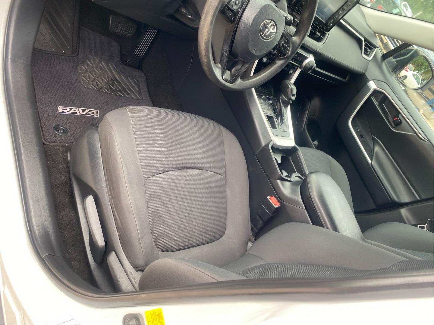 2019 WHITE TOYOTA RAV4 LE (2T3F1RFVXKW) with an 2.5L engine, Automatic transmission, located at 908 SE 14th Street, Des Moines, IA, 50317, (515) 281-0330, 41.580303, -93.597046- Photo#18