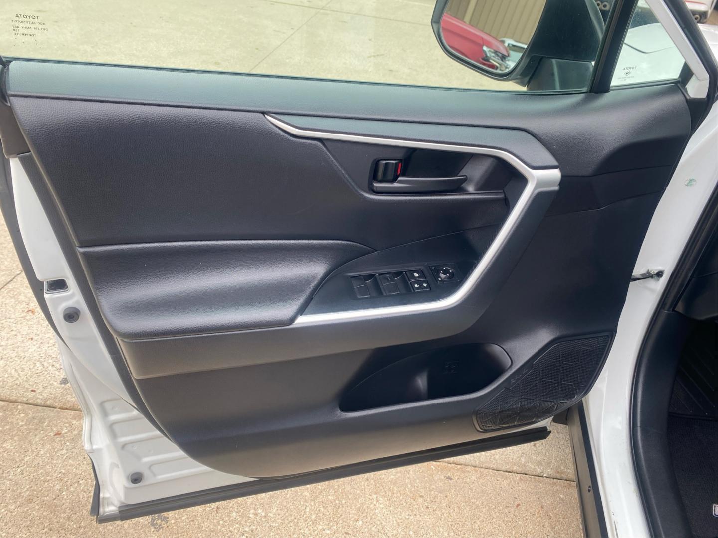 2019 WHITE TOYOTA RAV4 LE (2T3F1RFVXKW) with an 2.5L engine, Automatic transmission, located at 908 SE 14th Street, Des Moines, IA, 50317, (515) 281-0330, 41.580303, -93.597046- Photo#19