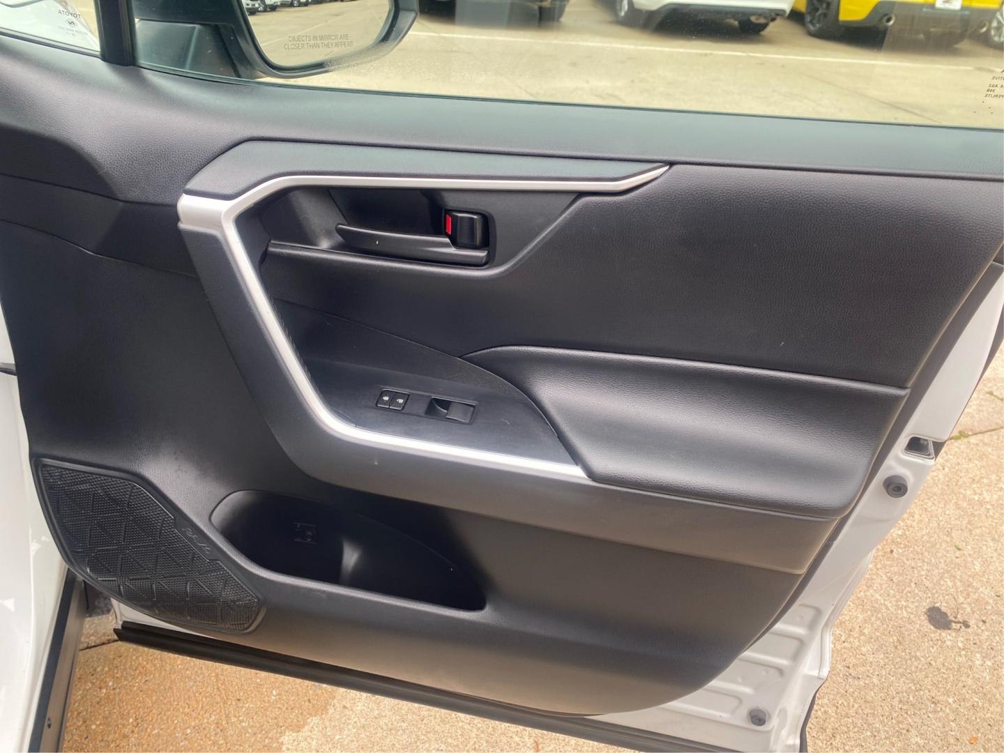 2019 WHITE TOYOTA RAV4 LE (2T3F1RFVXKW) with an 2.5L engine, Automatic transmission, located at 908 SE 14th Street, Des Moines, IA, 50317, (515) 281-0330, 41.580303, -93.597046- Photo#20