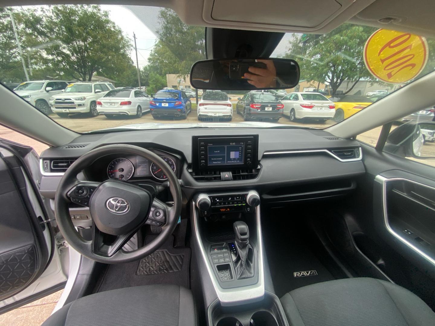 2019 WHITE TOYOTA RAV4 LE (2T3F1RFVXKW) with an 2.5L engine, Automatic transmission, located at 908 SE 14th Street, Des Moines, IA, 50317, (515) 281-0330, 41.580303, -93.597046- Photo#21