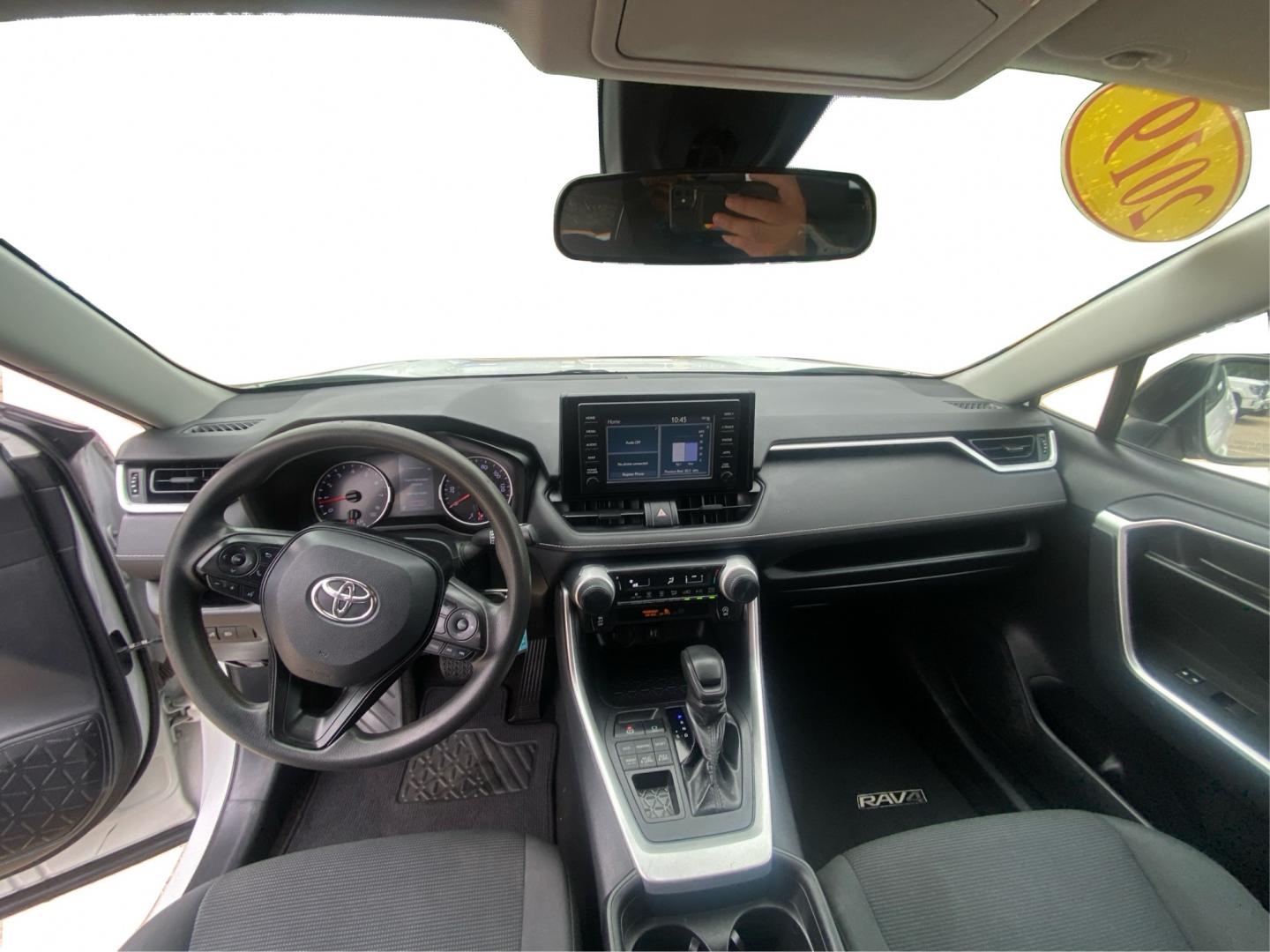 2019 WHITE TOYOTA RAV4 LE (2T3F1RFVXKW) with an 2.5L engine, Automatic transmission, located at 908 SE 14th Street, Des Moines, IA, 50317, (515) 281-0330, 41.580303, -93.597046- Photo#22