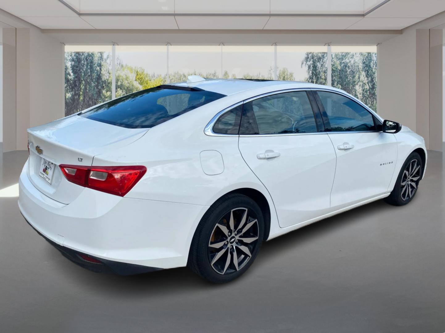 2016 WHITE CHEVROLET MALIBU LT (1G1ZE5ST0GF) with an 1.5L engine, Automatic transmission, located at 908 SE 14th Street, Des Moines, IA, 50317, (515) 281-0330, 41.580303, -93.597046- Photo#2