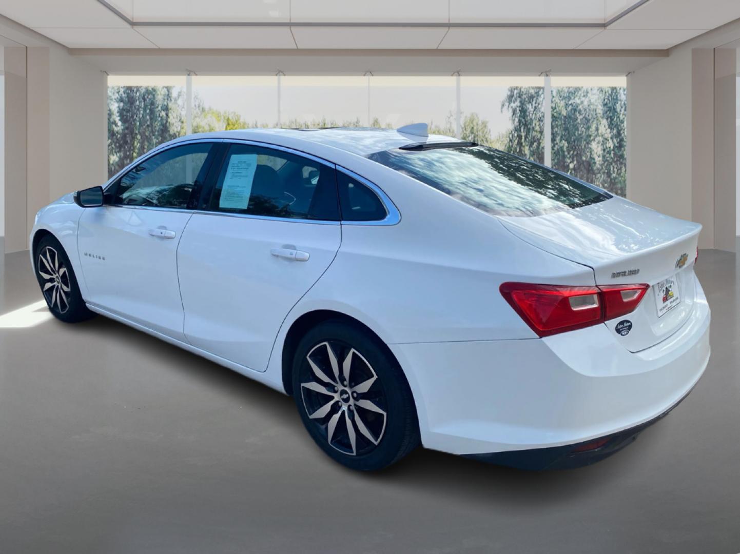 2016 WHITE CHEVROLET MALIBU LT (1G1ZE5ST0GF) with an 1.5L engine, Automatic transmission, located at 908 SE 14th Street, Des Moines, IA, 50317, (515) 281-0330, 41.580303, -93.597046- Photo#4