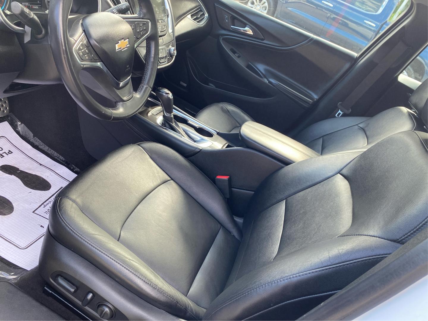 2016 WHITE CHEVROLET MALIBU LT (1G1ZE5ST0GF) with an 1.5L engine, Automatic transmission, located at 908 SE 14th Street, Des Moines, IA, 50317, (515) 281-0330, 41.580303, -93.597046- Photo#8