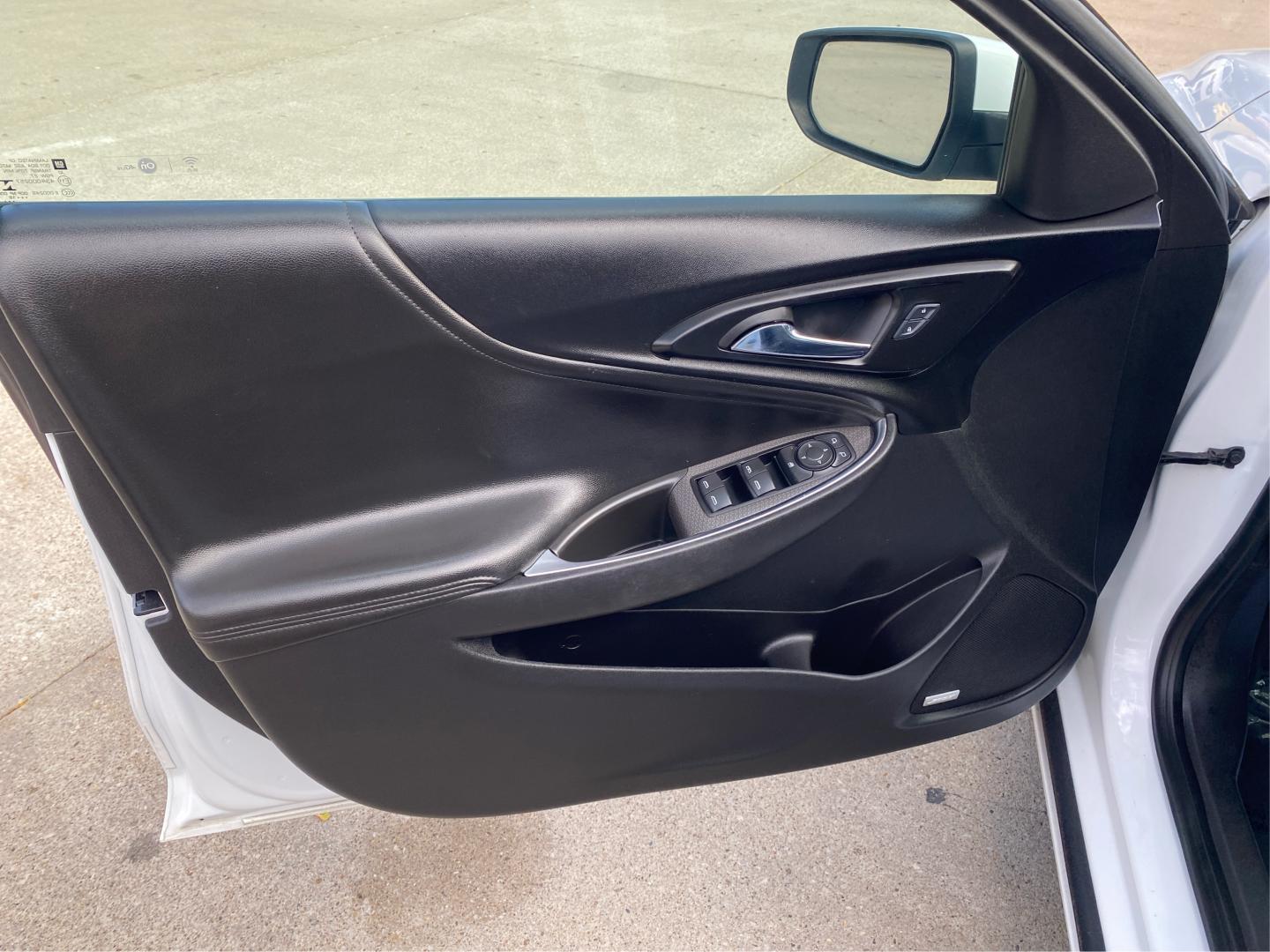 2016 WHITE CHEVROLET MALIBU LT (1G1ZE5ST0GF) with an 1.5L engine, Automatic transmission, located at 908 SE 14th Street, Des Moines, IA, 50317, (515) 281-0330, 41.580303, -93.597046- Photo#19
