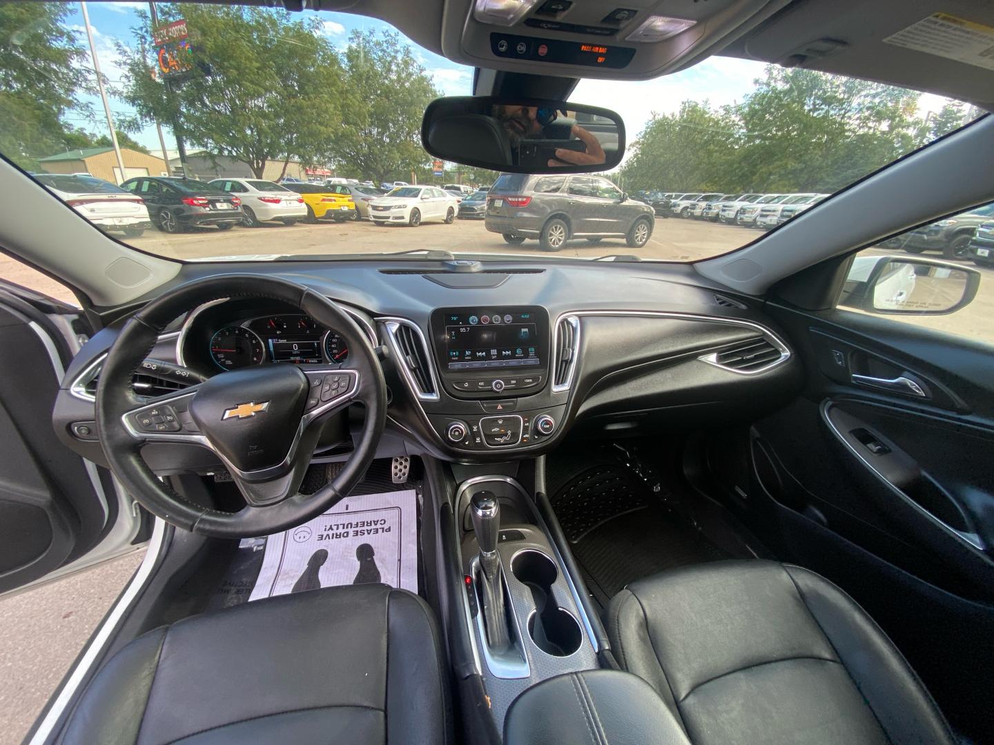 2016 WHITE CHEVROLET MALIBU LT (1G1ZE5ST0GF) with an 1.5L engine, Automatic transmission, located at 908 SE 14th Street, Des Moines, IA, 50317, (515) 281-0330, 41.580303, -93.597046- Photo#21