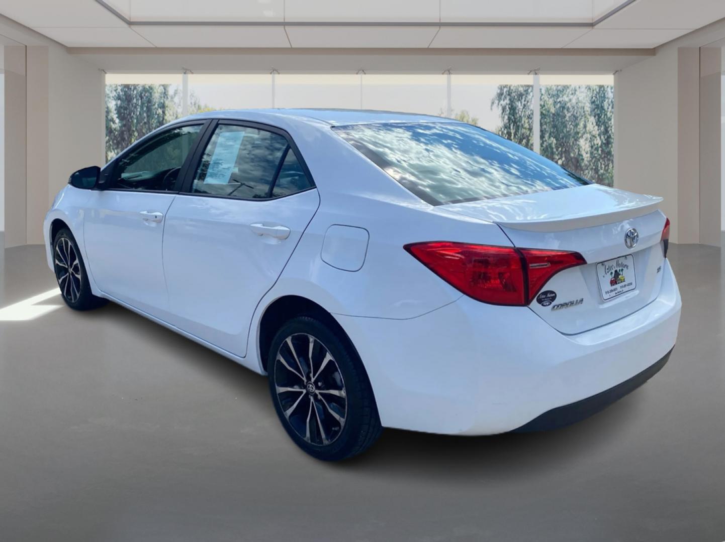 2018 WHITE TOYOTA COROLLA L (2T1BURHE8JC) with an 1.8L engine, Continuously Variable transmission, located at 908 SE 14th Street, Des Moines, IA, 50317, (515) 281-0330, 41.580303, -93.597046- Photo#4