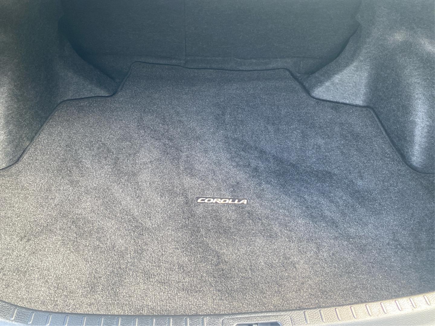 2018 WHITE TOYOTA COROLLA L (2T1BURHE8JC) with an 1.8L engine, Continuously Variable transmission, located at 908 SE 14th Street, Des Moines, IA, 50317, (515) 281-0330, 41.580303, -93.597046- Photo#12