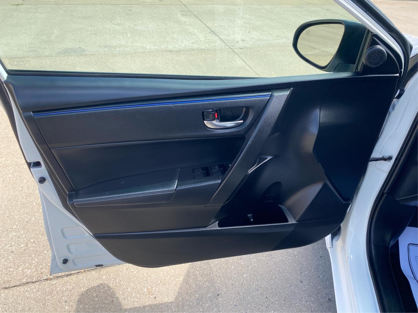 2018 WHITE TOYOTA COROLLA L (2T1BURHE8JC) with an 1.8L engine, Continuously Variable transmission, located at 908 SE 14th Street, Des Moines, IA, 50317, (515) 281-0330, 41.580303, -93.597046- Photo#19