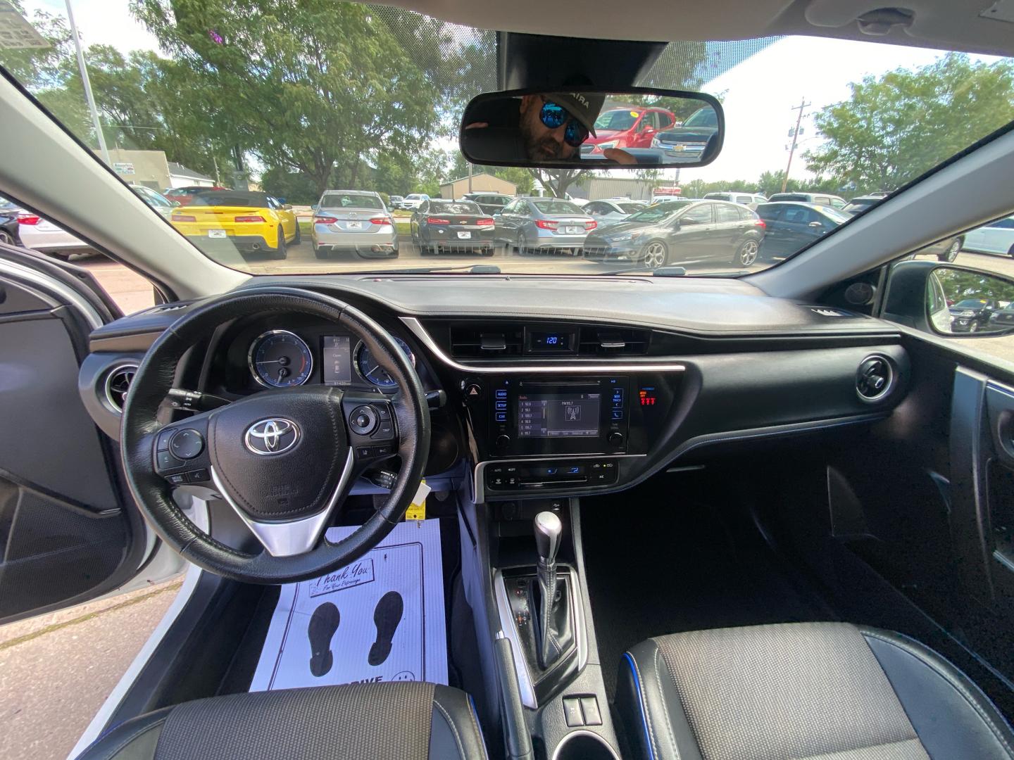 2018 WHITE TOYOTA COROLLA L (2T1BURHE8JC) with an 1.8L engine, Continuously Variable transmission, located at 908 SE 14th Street, Des Moines, IA, 50317, (515) 281-0330, 41.580303, -93.597046- Photo#21