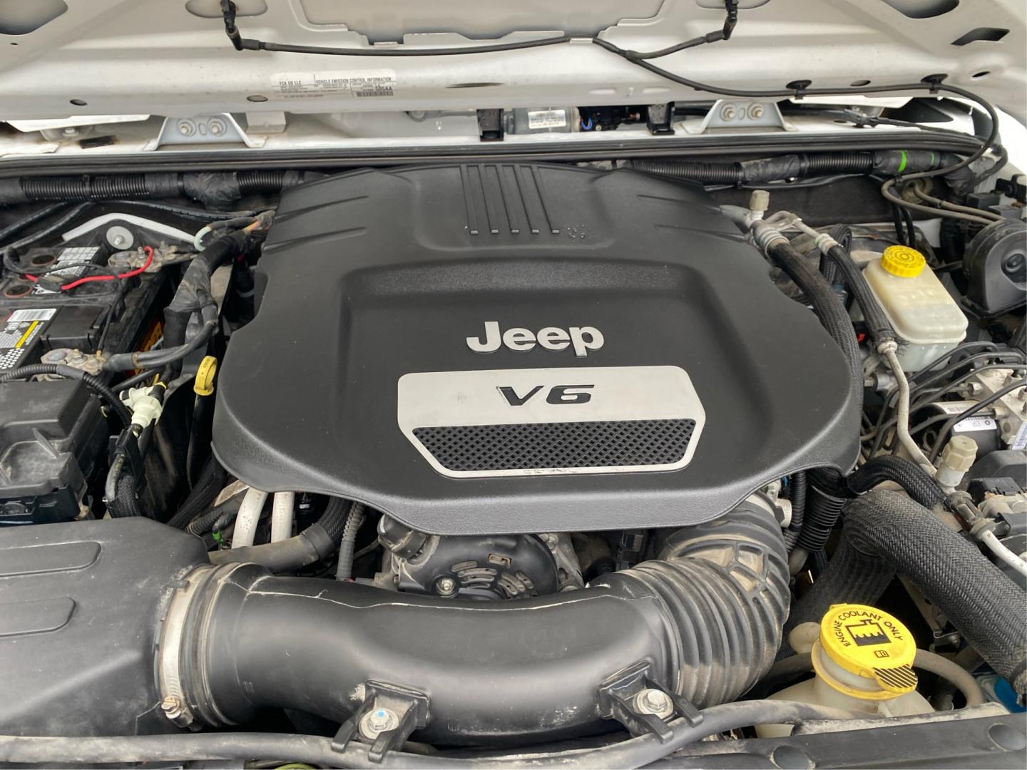 2016 WHITE JEEP WRANGLER UNLIMI SPORT (1C4BJWDG5GL) with an 3.6L engine, Automatic transmission, located at 908 SE 14th Street, Des Moines, IA, 50317, (515) 281-0330, 41.580303, -93.597046- Photo#10